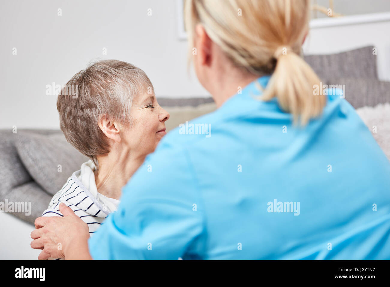 Ältere Frau in der Ergotherapie im Reha-Zentrum Stockfoto