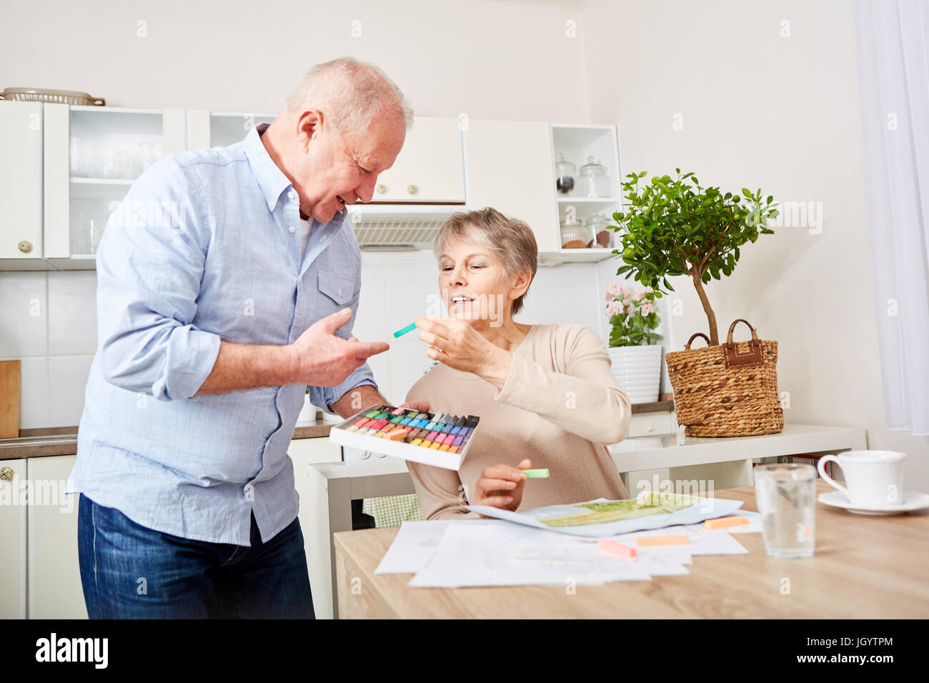 Älteres Paar in kreative Maltherapie gegen Demenz zu Hause Stockfoto