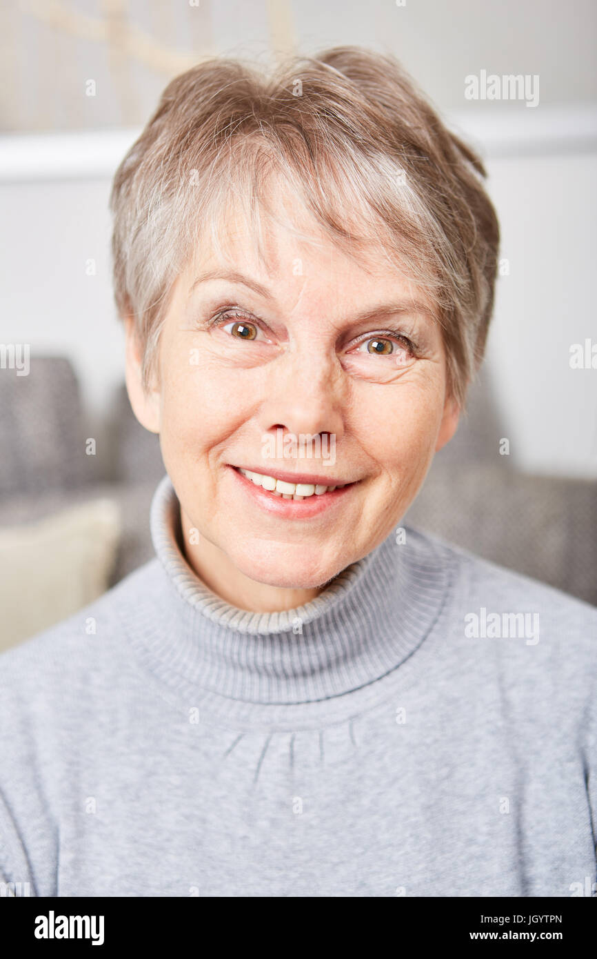 Art und sympathische ältere Frau oder Rentner lächelnd Inhalt Stockfoto