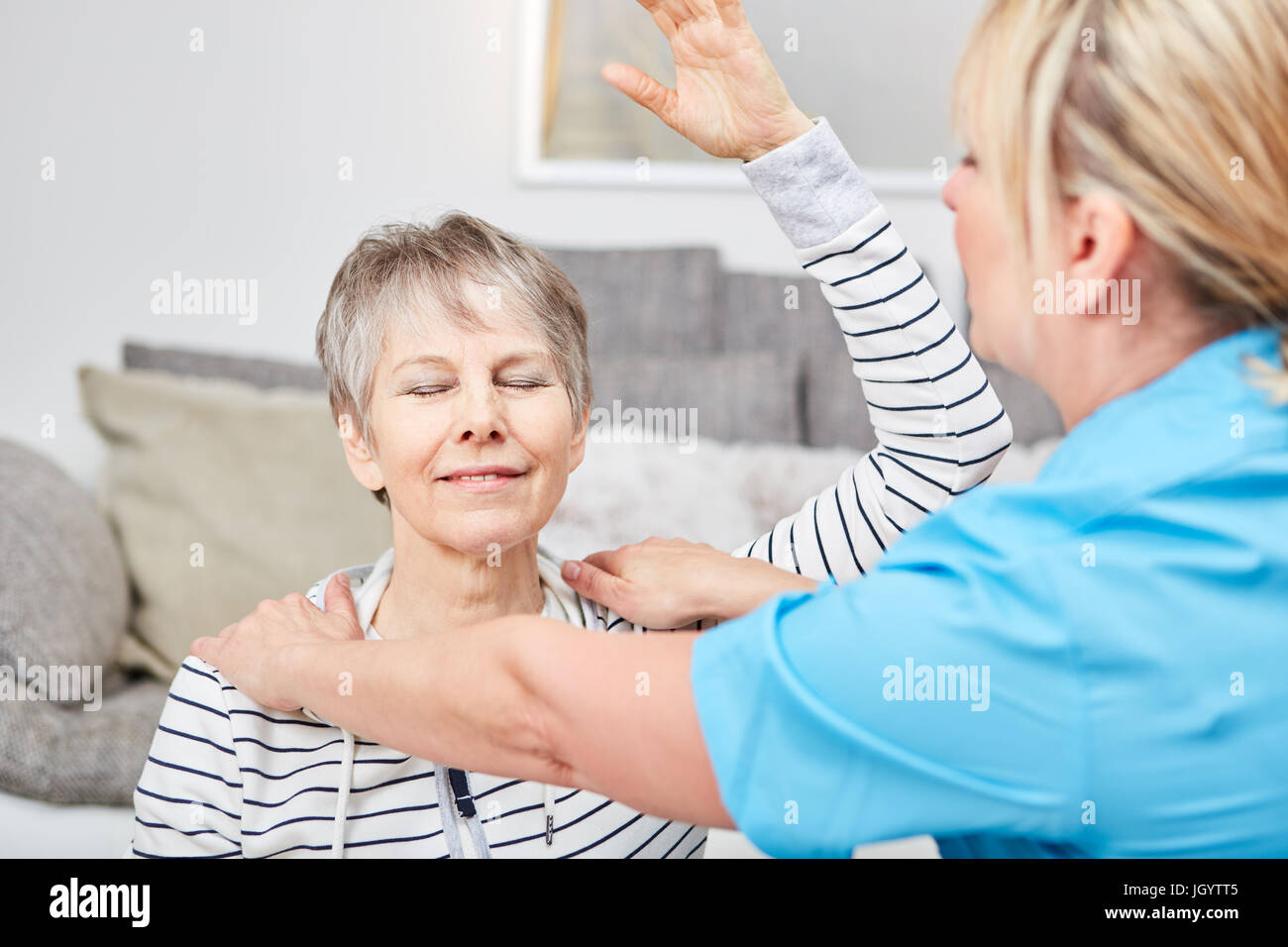 Ältere Frau macht Reha in der Ergotherapie ausüben Stockfoto