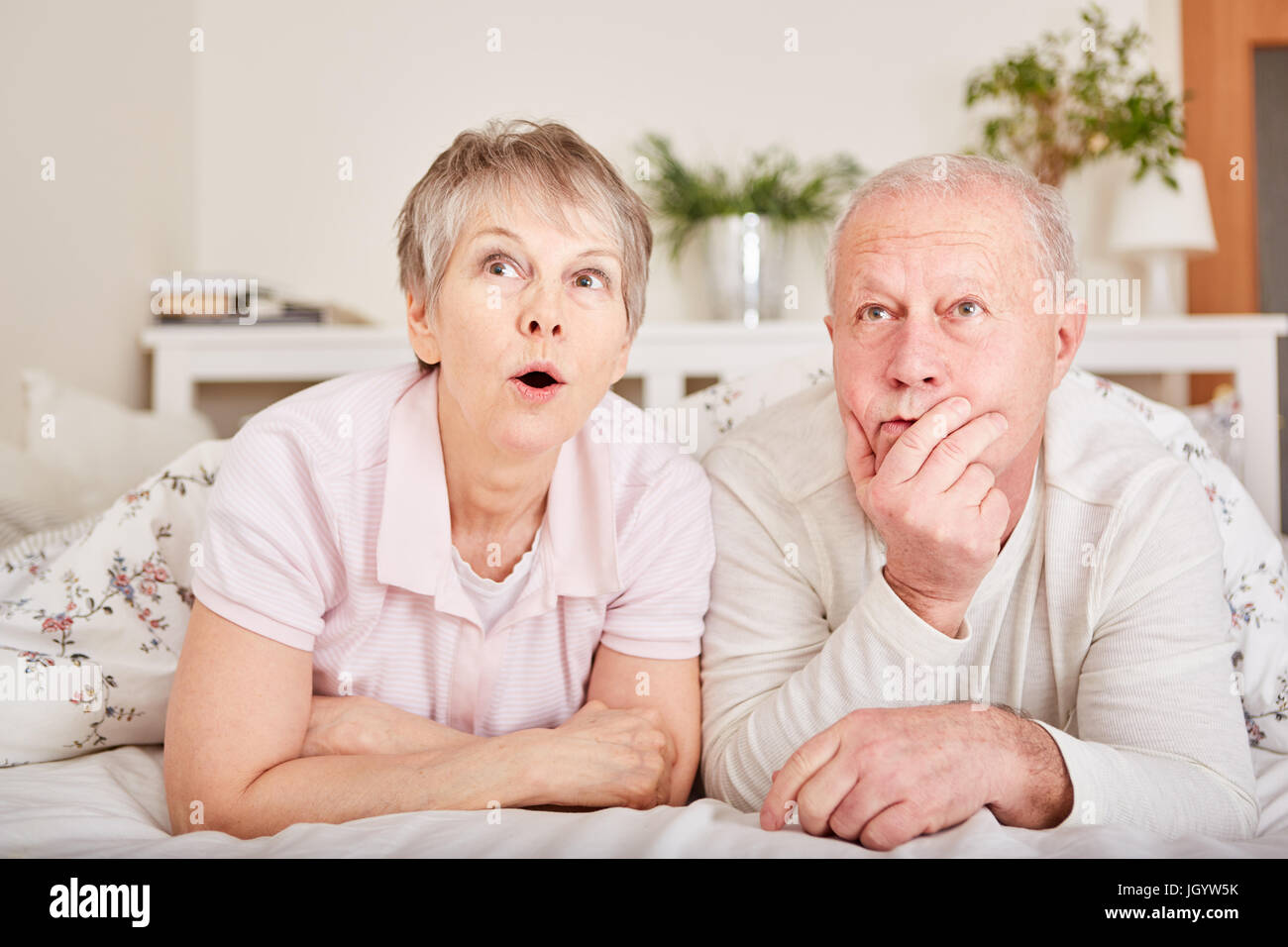 Senioren sehen TV-Spannung, die in ihrer Freizeit zeigen Stockfoto