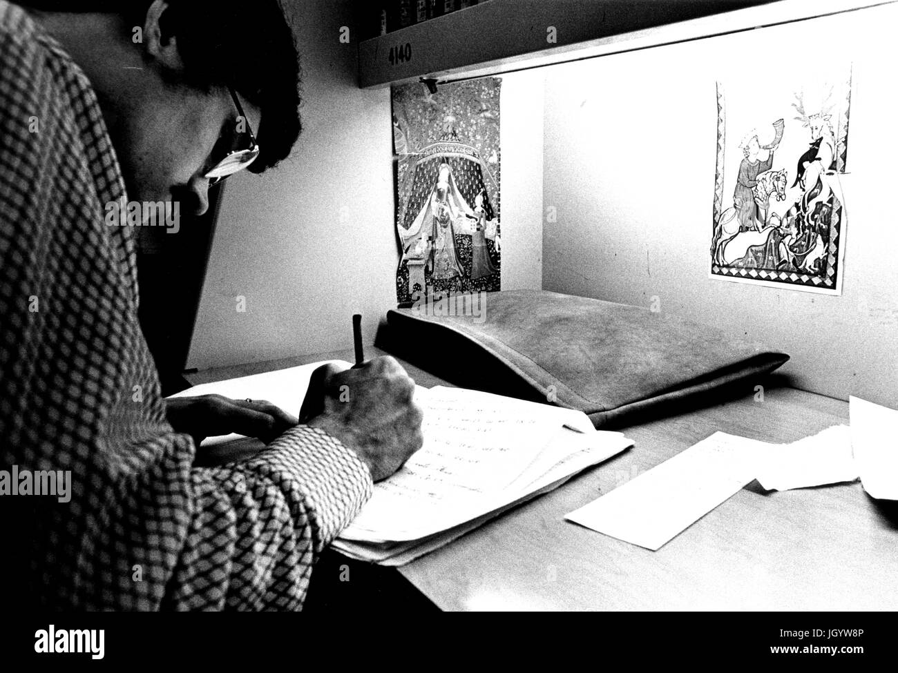 Ein Schüler der Johns-Hopkins-Universität sitzt und arbeitet an einer Studie-Station in der Universität Milton S Eisenhower Bibliothek in Baltimore, Maryland, 1965. Stockfoto