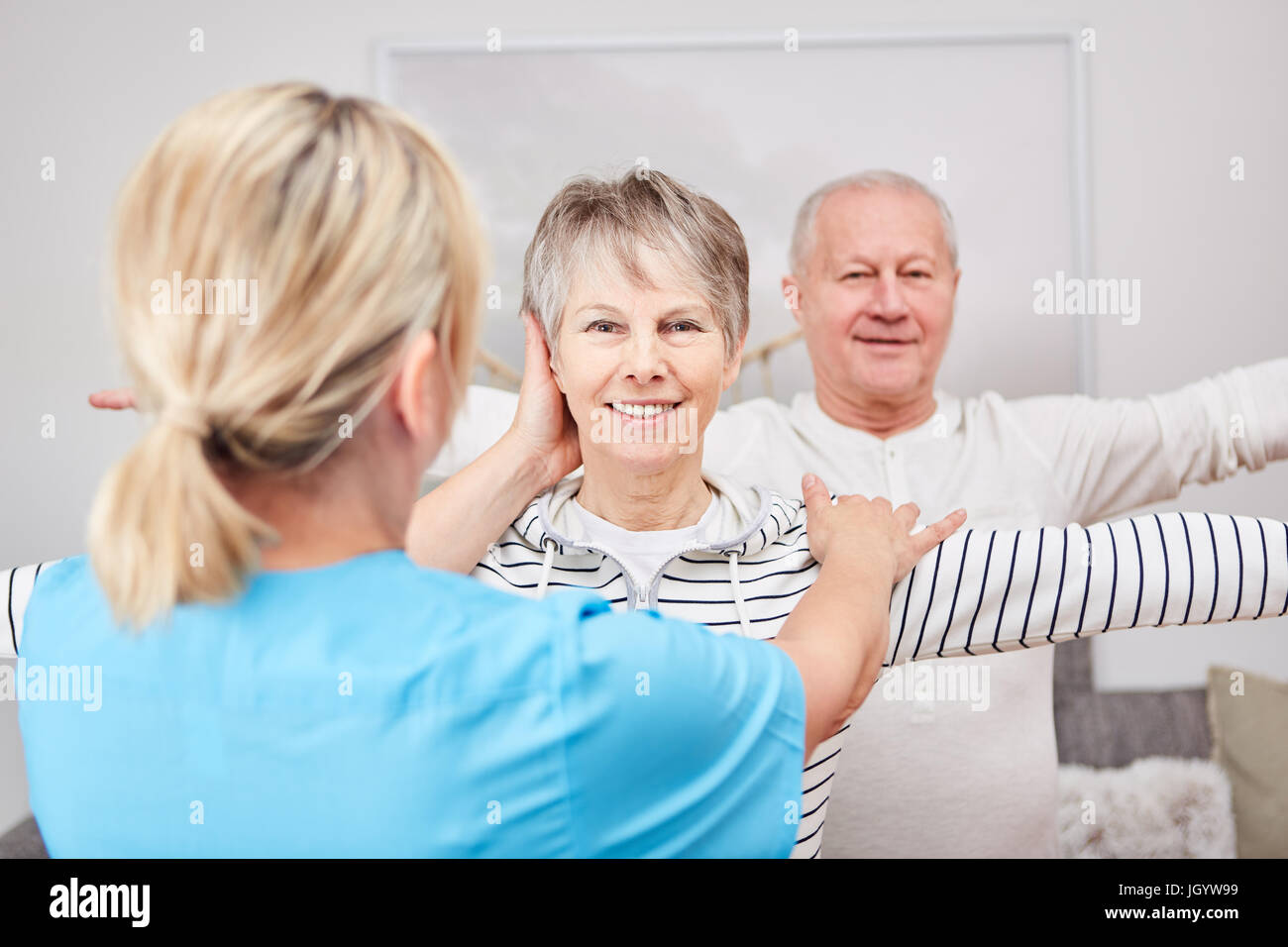 Ergotherapie in der Reha Übung machen Senioren Stockfoto