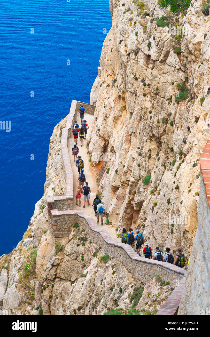 Sardinien-Tourismus, fahren Touristen für den Eintritt in die Grotta di Nettuno in der Nähe von Alghero über die Treppe mit 654 Stufen Klippen, Sardinien. Stockfoto