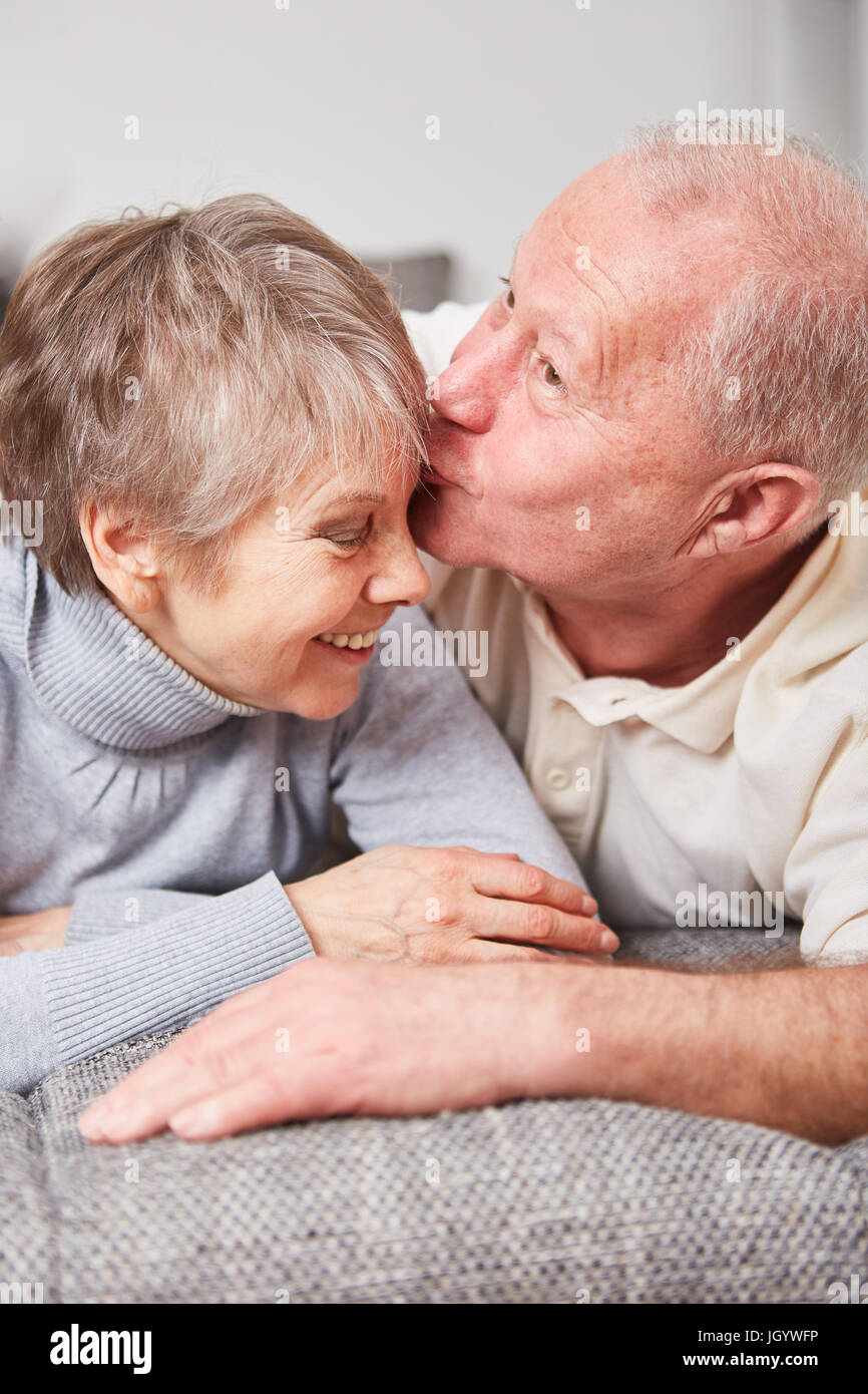 Romantische älteres Paar küssen zärtlich mit Zuneigung Stockfoto