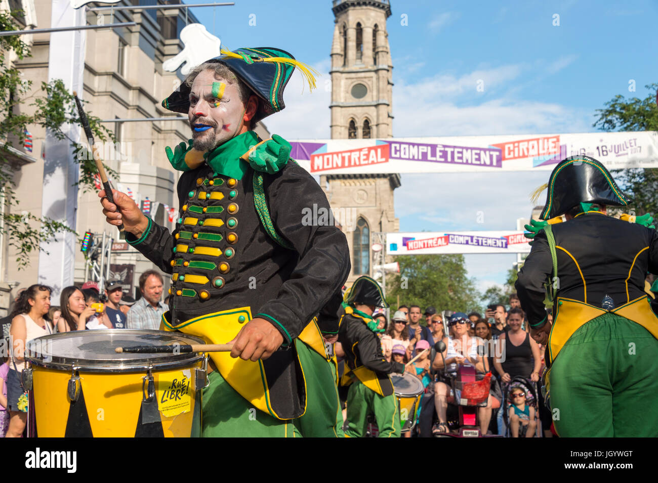 Montreal, Kanada - 9. Juli 2017: Musical Streetparade "Les Tambours" von Firma Transe Express in Saint-Denis Street in Montreal Circus Arts Fes Stockfoto