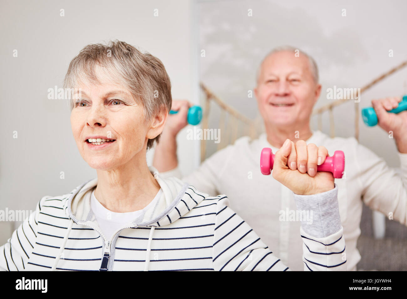 Aktive Senioren Paar in Fitness-Workout Training Gewichtsklasse Stockfoto