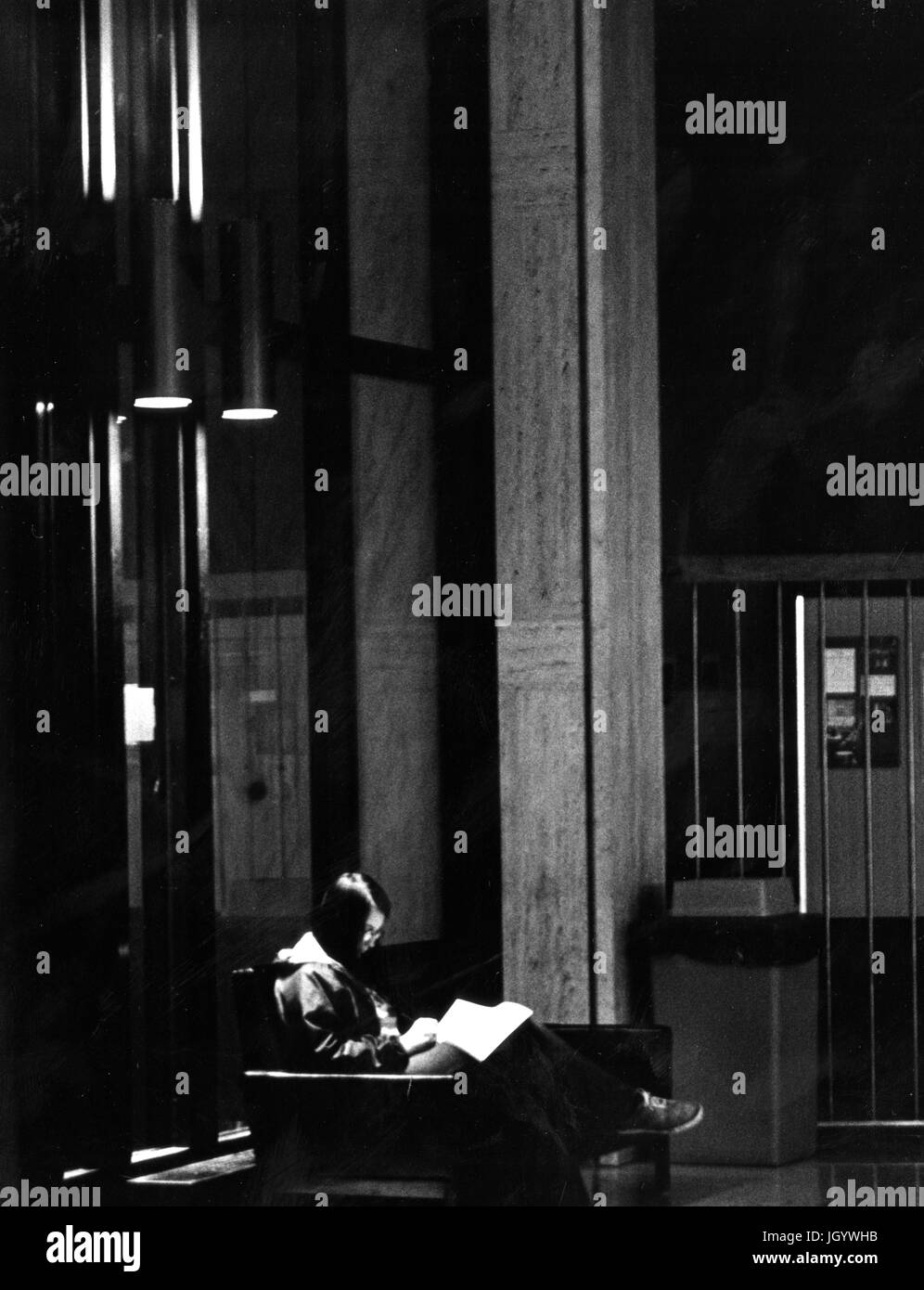 Johns Hopkins University Student sitzt auf einem Stuhl, lesen in der Bibliothek der Universität Milton S Eisenhower, in Baltimore, Maryland, 1965. Stockfoto