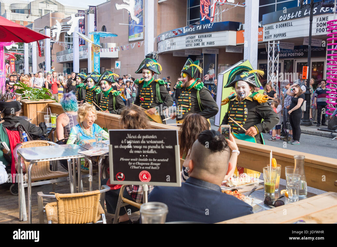 Montreal, Kanada - 9. Juli 2017: Musical Streetparade "Les Tambours" von Firma Transe Express in Saint-Denis Street in Montreal Circus Arts Fes Stockfoto