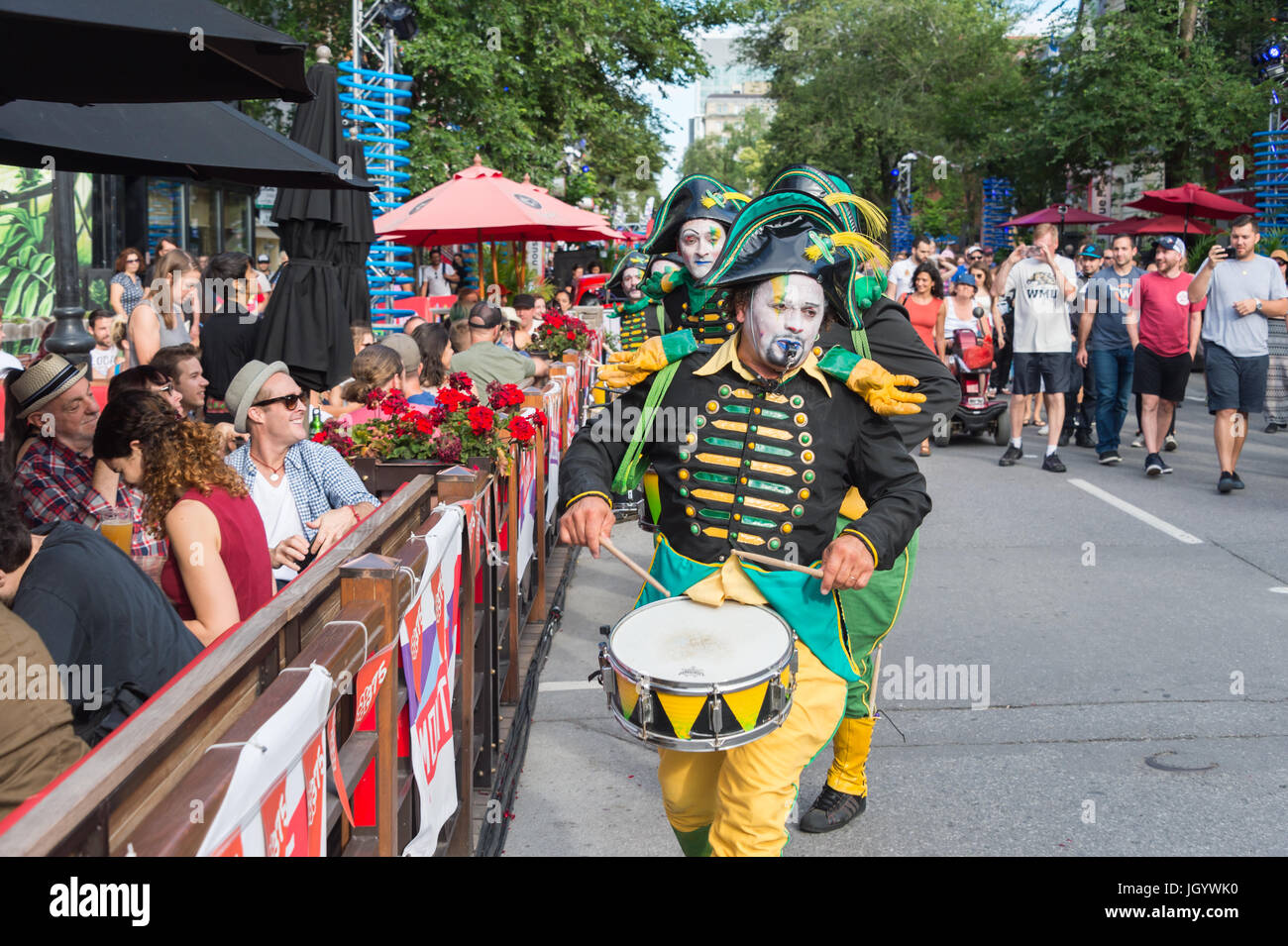 Montreal, Kanada - 9. Juli 2017: Musical Streetparade "Les Tambours" von Firma Transe Express in Saint-Denis Street in Montreal Circus Arts Fes Stockfoto