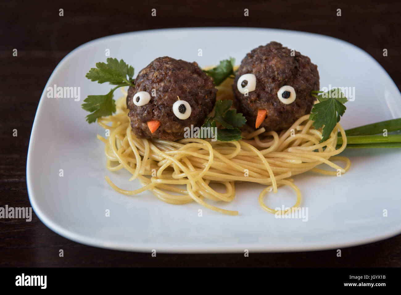 Lustige Hackfleischbällchen mit Nudeln Stockfotografie - Alamy