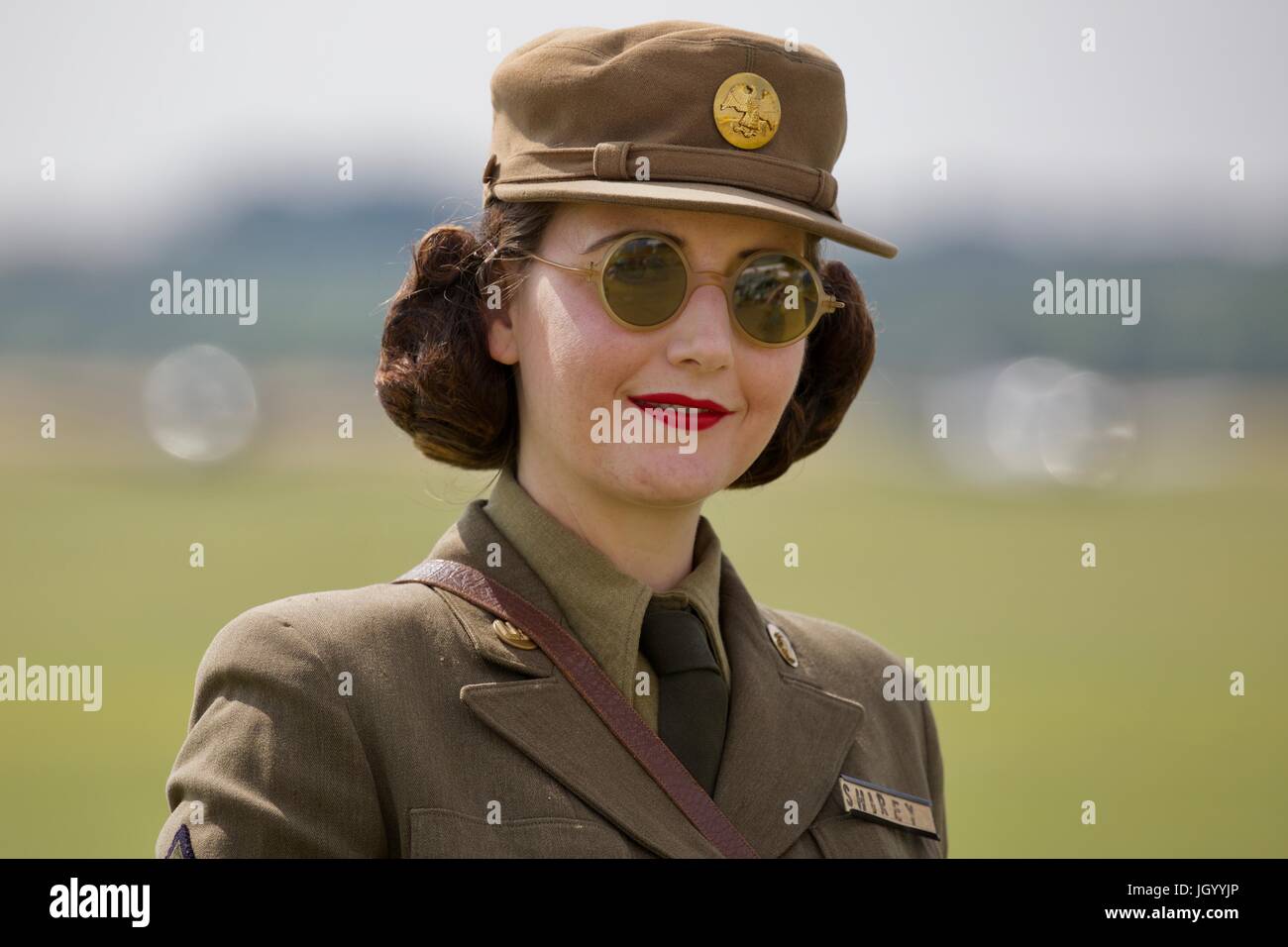 Eine junge Dame gekleidet in Periode bei den Flying Legends Air zeigen 2017 Stockfoto