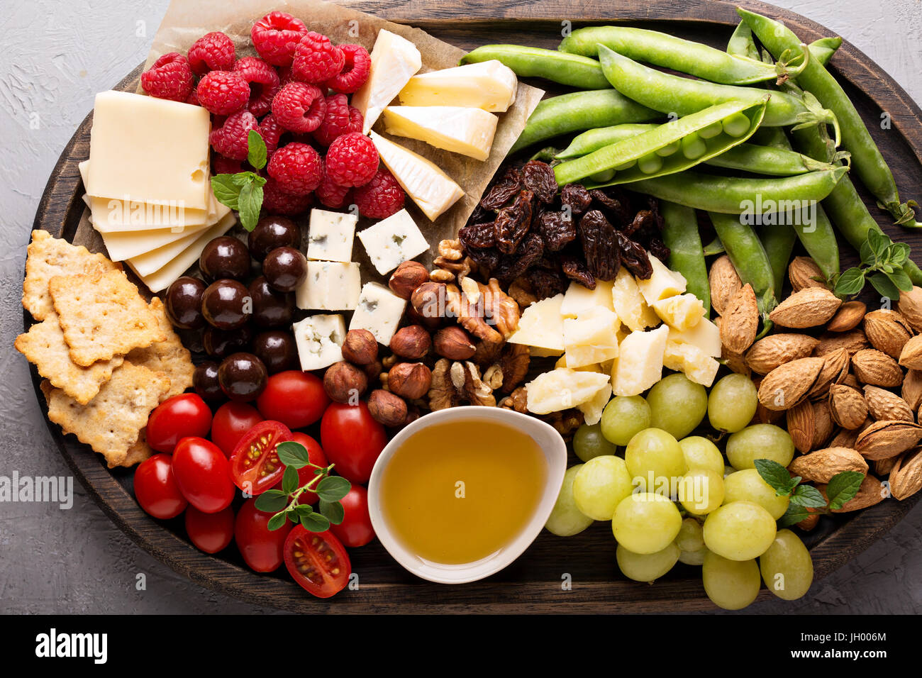 Käseplatte mit frischem Obst und Gemüse Stockfoto