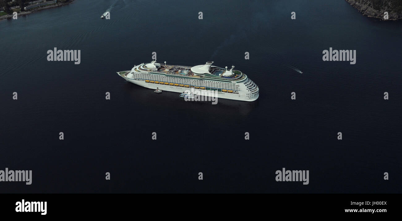Kreuzfahrtschiff über Ansicht von Drohne im dunklen Meerwasser Stockfoto