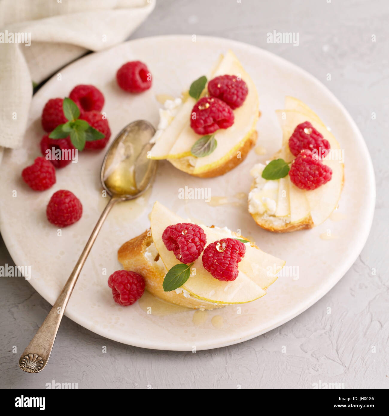 Offenen konfrontiert Sandwiches mit Käse, Birnen und Himbeeren Stockfoto