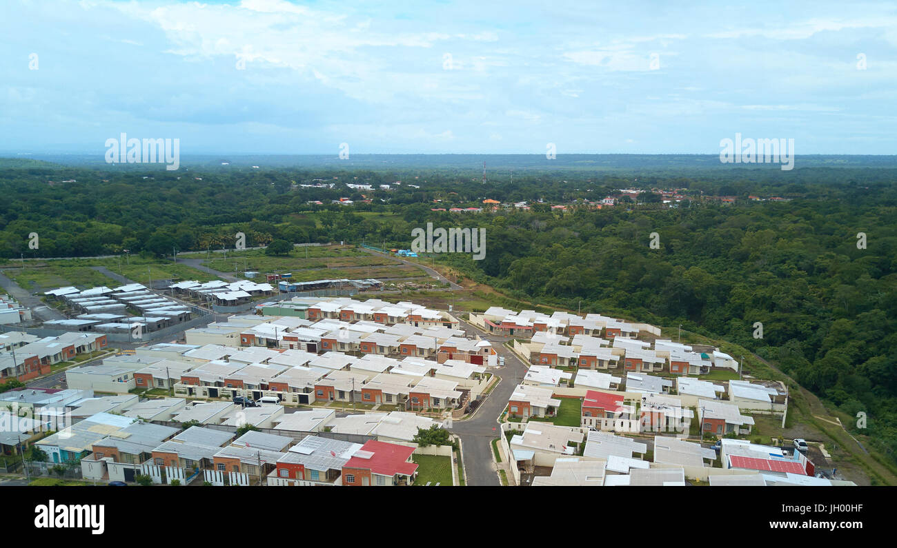 Neue Häuser im Wohngebiet Luftbild Drohne Ansicht Stockfoto