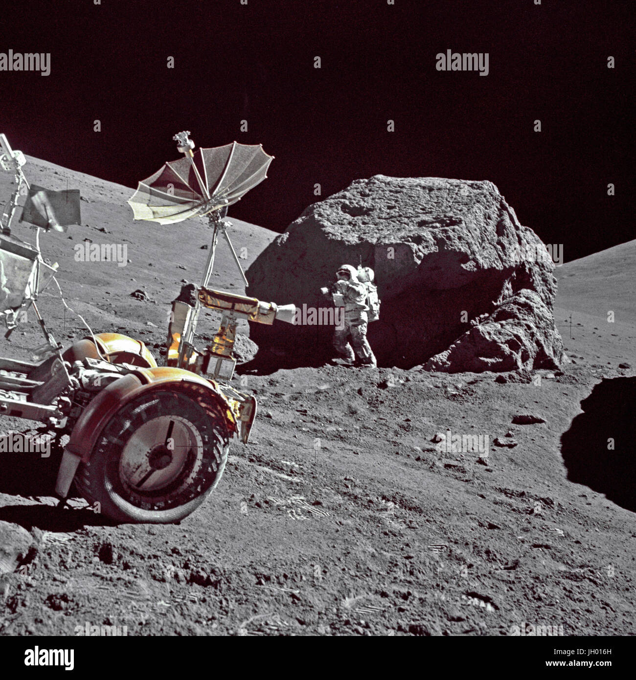 Geologe-Astronaut Harrison H. Schmitt wird neben eine riesige, Split Boulder auf Station 6 auf die schräge Basis des Nord-Massivs während der dritten Apollo 17 Extravehicular Activity (EVA-3) am Landeplatz Taurus-Littrow fotografiert. Die "Rover" Lunar Roving Vehicle (LRV) ist im Vordergrund links. Schmitt ist der Pilot der Mondlandefähre von Apollo 17. Fotograf: NASA / Eugene A. Cernan Stockfoto