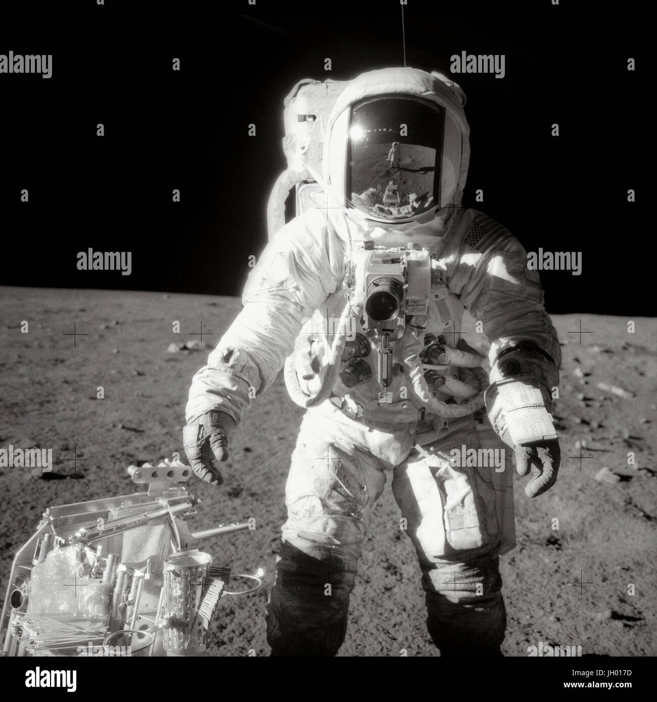 Astronaut Alan L. Bean, Pilot der Mondlandefähre, hält in der Nähe ein Werkzeugträger während Extravehicular Activity (EVA) auf der Oberfläche des Mondes. Kommandant Charles Conrad Jr., der schwarz / weiße Foto aufgenommen wurde, spiegelt sich in der Bohne Helmvisier. Fotograf: NASA /Charles Conrad, Jr. Stockfoto