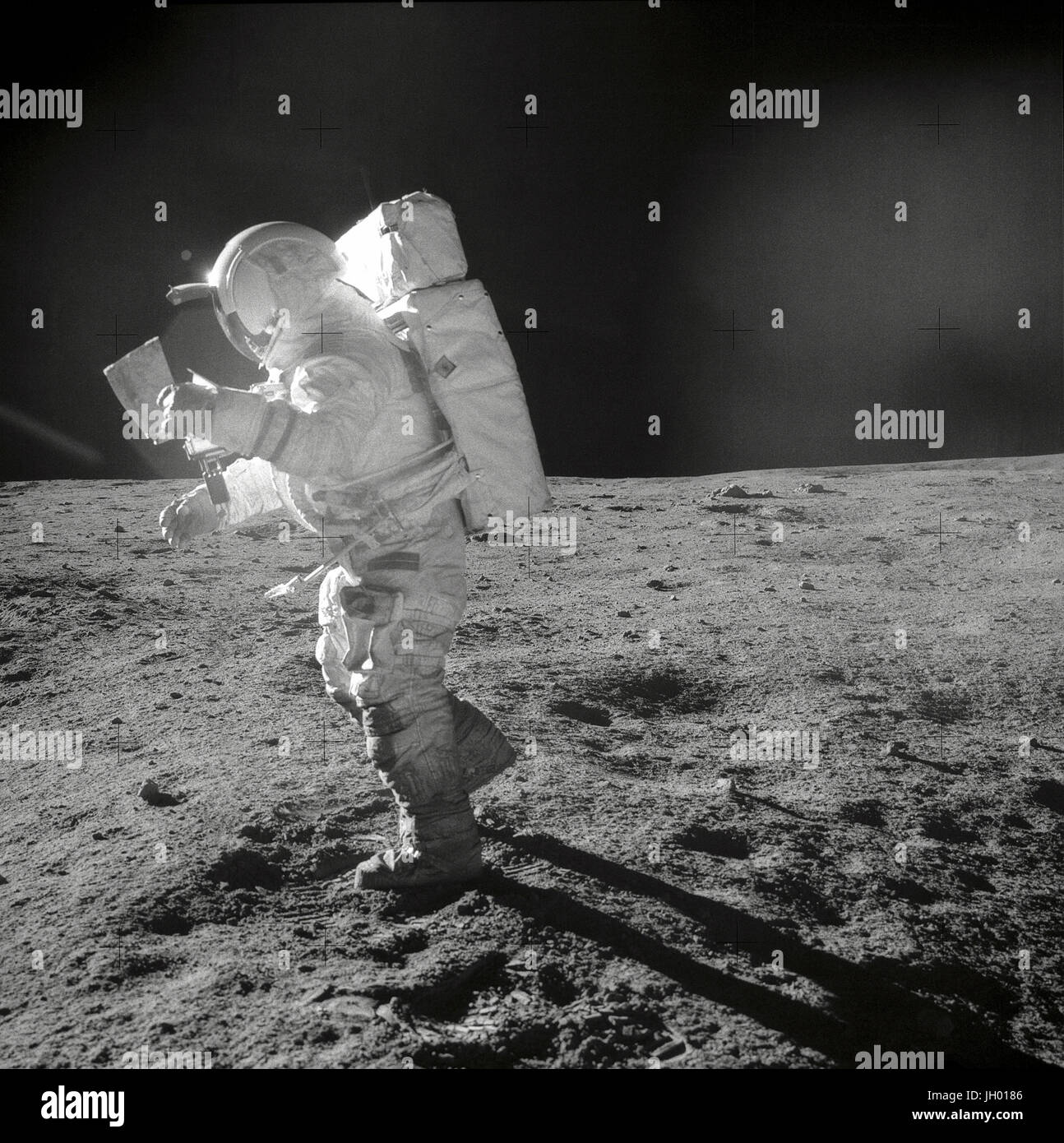 Mitchell Studien Karte. Astronaut Edgar D. Mitchell, Pilot der Mondlandefähre von Apollo 14, bewegt sich über der Mondoberfläche, wie er über eine Traverse Karte während Extravehicular Activity (EVA) aussieht. Mond Staub sehen Sie klammerte sich an die Stiefel und Beine der Raumanzug. Fotograf: NASA / Alan Shepard Stockfoto
