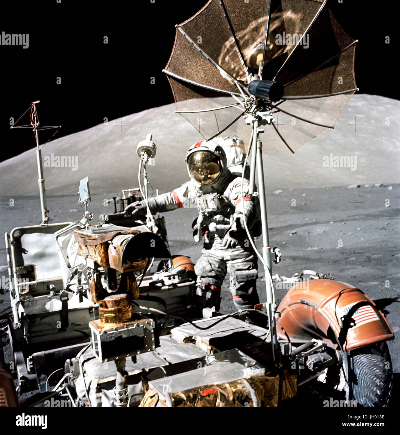 Astronaut Eugene A. Cernan, Kommandant der Apollo 17, nähert sich die geparkten Lunar Roving Vehicle (LRV) auf der Mondoberfläche während des Fluges dritten Periode der Extravehicular Activity (EVA-3). Süd-massiv kann im Hintergrund zu sehen. Das Foto wurde mit einer Handkamera Hasselblad durch Wissenschaftler-Astronaut Harrison H. Schmitt, Lunar Module pilot aufgenommen. Während die beiden die Oberfläche des Mondes untersucht, blieb Astronaut Ronald E. Evans mit der Command and Service Module (CSM) im lunar Orbit. NASA-Foto Stockfoto