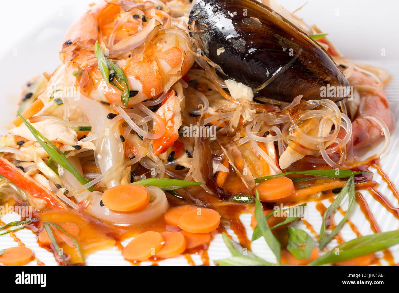 Muscheln mit Nudeln und Gemüse. Stockfoto
