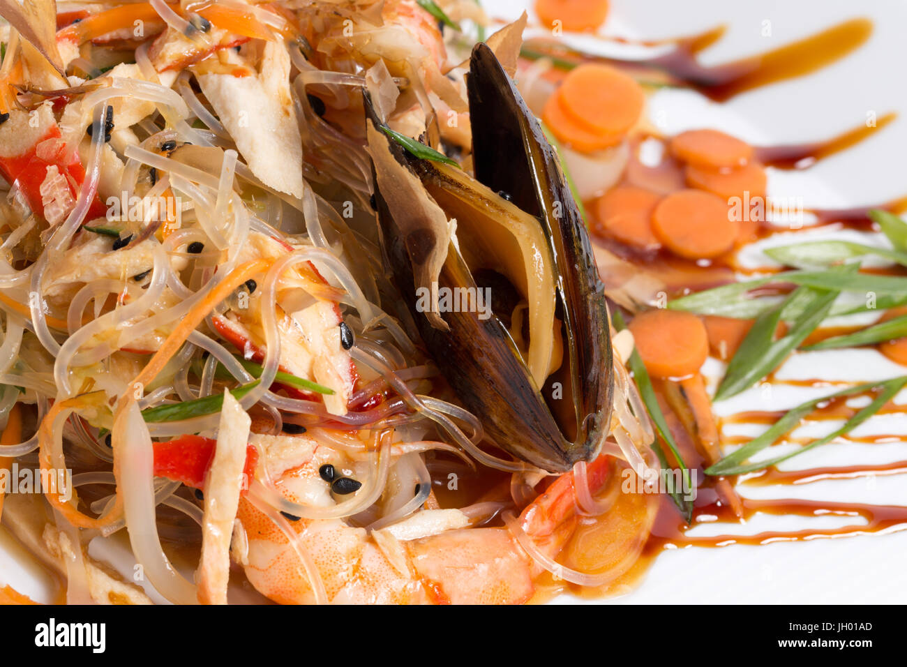 Muscheln mit Nudeln und Gemüse. Stockfoto