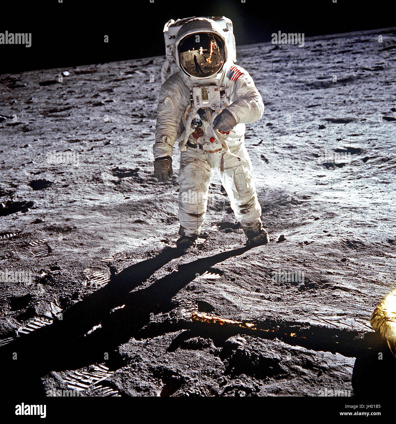 Astronaut Buzz Aldrin, Pilot der Mondlandefähre der ersten Mondlandung Mission, während Apollo 11 Extravehicular Activity (EVA) auf der Mondoberfläche. Die Mondlandefähre (LM) ist auf der linken Seite, und die Fußspuren der Astronauten sind deutlich sichtbar im Boden des Mondes. Astronaut Neil A. Armstrong, Kommandant, nahm dieses Bild mit einem 70 mm Hasselblad lunar Surface-Kamera. Während Astronauten Armstrong und Aldrin in der LM abstammen, blieb die "Adler", zur Erkundung der Region Meer der Ruhe, des Mondes, Astronaut Michael Collins, Befehl Modul-Pilot mit der Command and Service Module (CSM) Stockfoto