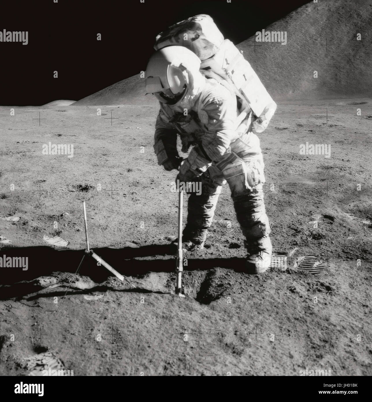 Astronaut James B. Irwin, Pilot der Mondlandefähre verwendet eine Kugel in einen Graben im lunar Boden während der Apollo 15 Extravehicular Activity (EVA) zu machen. Mount Hadley rund 14.765 Fuß (ca. 4.500 m) erhebt sich über der Ebene im Hintergrund. Fotograf: NASA /David Scott Stockfoto