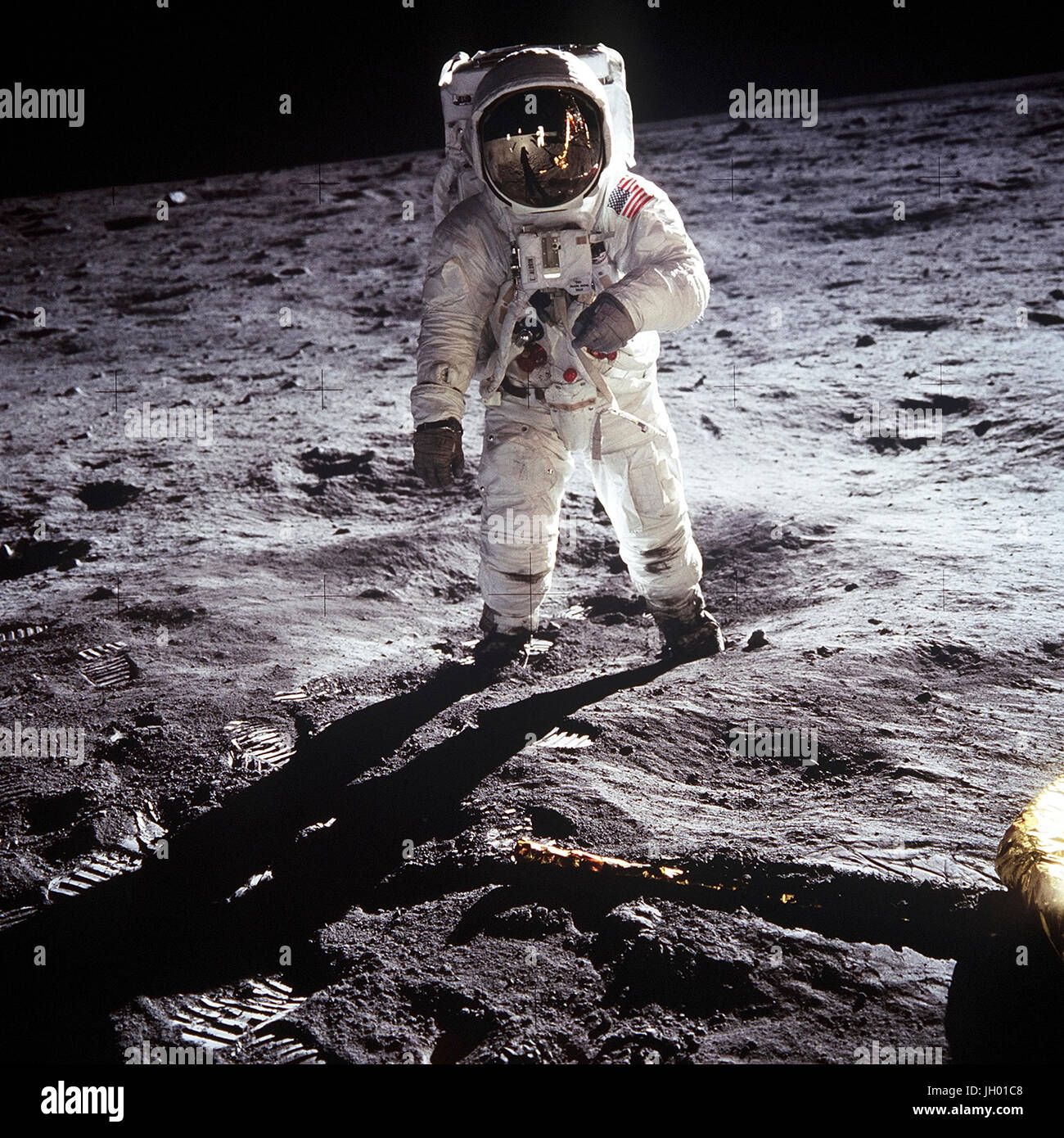 Astronaut Buzz Aldrin, Pilot der Mondlandefähre der ersten Mondlandung Mission, posiert für ein Foto neben der bereitgestellten USA Flagge während der Apollo 11 Extravehicular Activity (EVA) auf der Mondoberfläche. Die Mondlandefähre (LM) ist auf der linken Seite, und die Fußspuren der Astronauten sind deutlich sichtbar im Boden des Mondes. Astronaut Neil A. Armstrong, Kommandant, nahm dieses Bild mit einem 70 mm Hasselblad lunar Surface-Kamera. Während Astronauten Armstrong und Aldrin in der LM abstammen, Befehl "Adler", zur Erkundung der Region Meer der Ruhe, des Mondes, Astronaut Michael Collins, mod Stockfoto