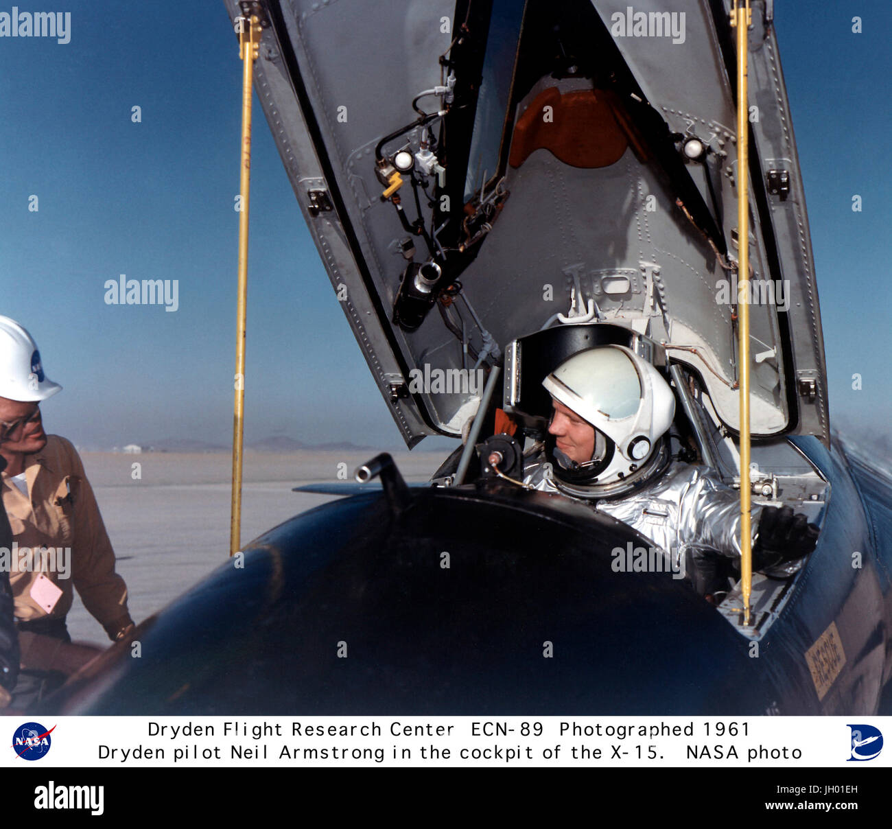 NASA Piloten Neil Armstrong wird hier nach einem Forschung Flug im Cockpit des x-15 Schiff #1 (56-6670) gesehen. US Navy Pilot im Korea-Krieg, 78 Kampfeinsätze in F9F-2-Kampfjets flog und wer erhielt der Air Medal und zwei goldenen Sternen, promovierte 1955 mit einem Bachelor-Abschluss in Luftfahrttechnik Armstrong von der Purdue University. Im selben Jahr trat er der National Advisory Committee für Luftfahrt Lewis Flight Propulsion Laboratory in Cleveland, Ohio (heute die NASA Glenn Research Center). Im Juli 1955 übertragen Armstrong auf die High-Speed Flight Station (HSFS, d Stockfoto