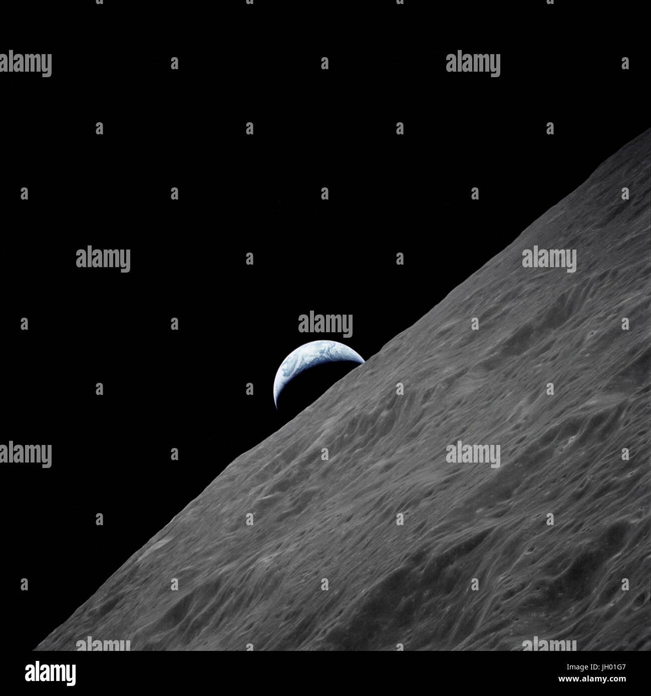 Der Halbmond Erde erhebt sich über dem lunar Horizont in diesem spektakulären Foto genommen von der Apollo 17-Sonde in die Mondumlaufbahn während letzten Mondlandung Mission in das Apollo-Programm. NASA-Foto Stockfoto