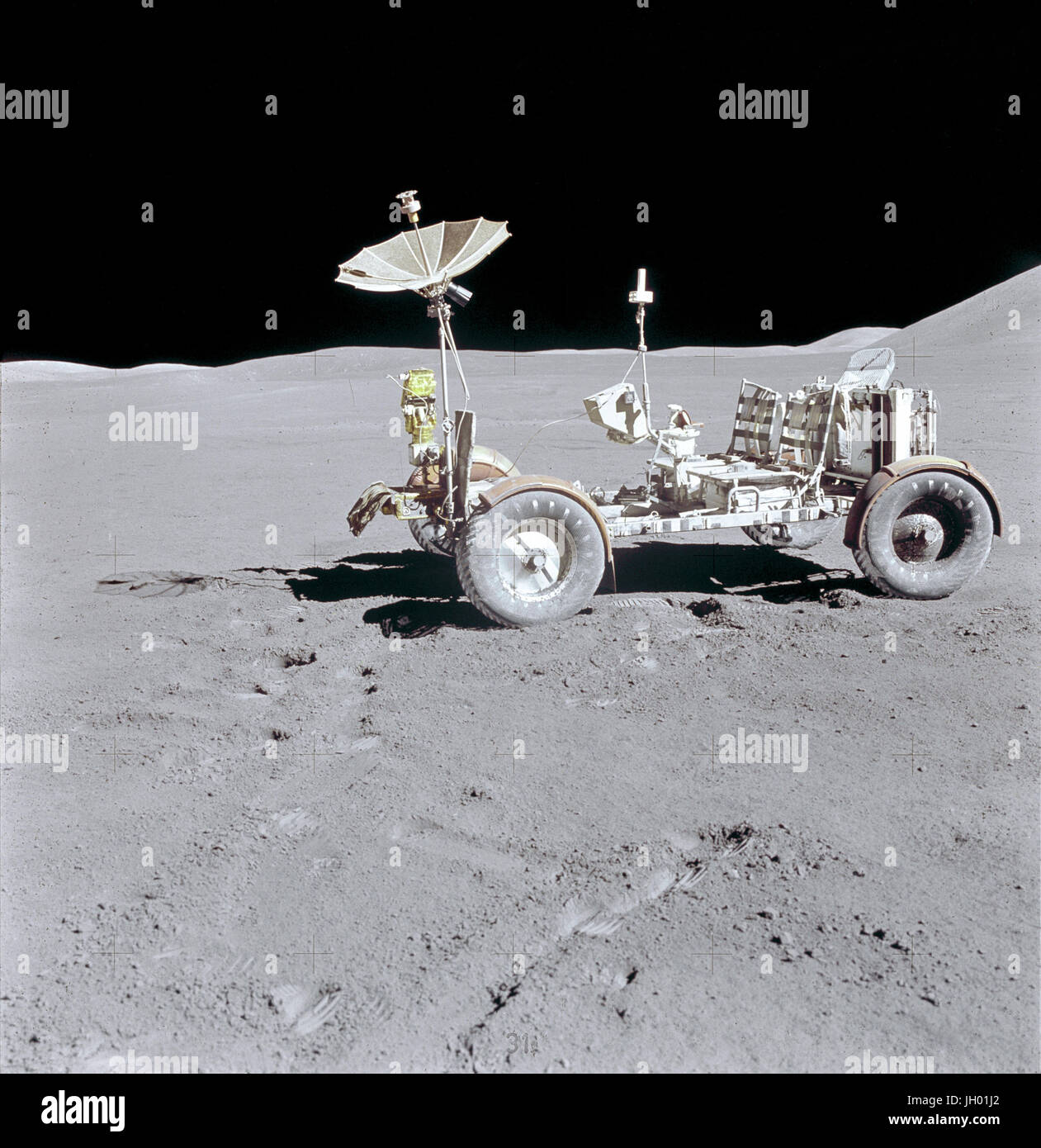 Lunar Roving Vehicle.Full Description.The Lunar Roving Vehicle ist allein vor dem Hintergrund der Mond während der Apollo 15 lunar Oberfläche Extravehicular Activity (EVA) am Landeplatz Hadley-Apenninen fotografiert. Dieser blickt Richtung Norden. Der Westrand des Mount Hadley ist am oberen rechten Rand des Bildes. Mount Hadley ist am oberen rechten Rand des Bildes. Es erhebt sich ca. 4.500 Metern rund 14.765 über die Ebene. Das am weitesten entfernte Mond sichtbar ist Approximatley 25 Kilometer (ca. 15,5 Landmeilen) entfernt. Stockfoto