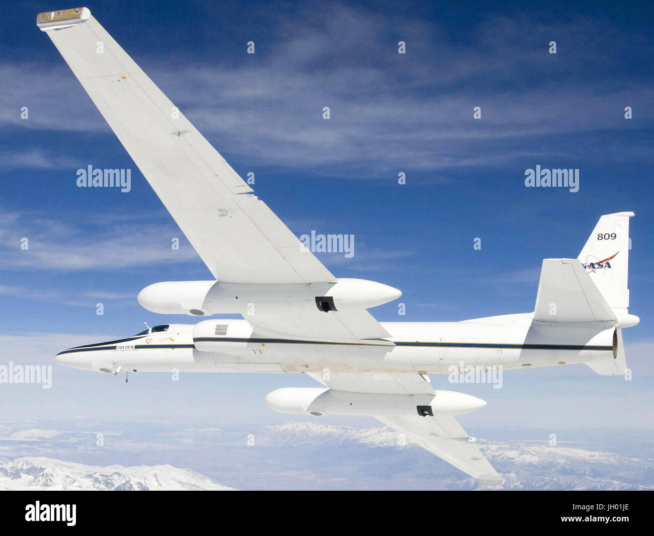 Schweben Sie über die Sierra Nevada Schneelandschaft, ein NASA ER-2 Höhen-Geowissenschaften Flugzeuge Banken während des Fluges. NASA Dryden Flight Research Center betreibt zwei dieser Flugzeuge auf einer Vielzahl der Umweltwissenschaften, atmosphärische Probenahme und Prüfung Satellitenmissionen Daten. Image Credit: NASA/Carla Thomas Stockfoto