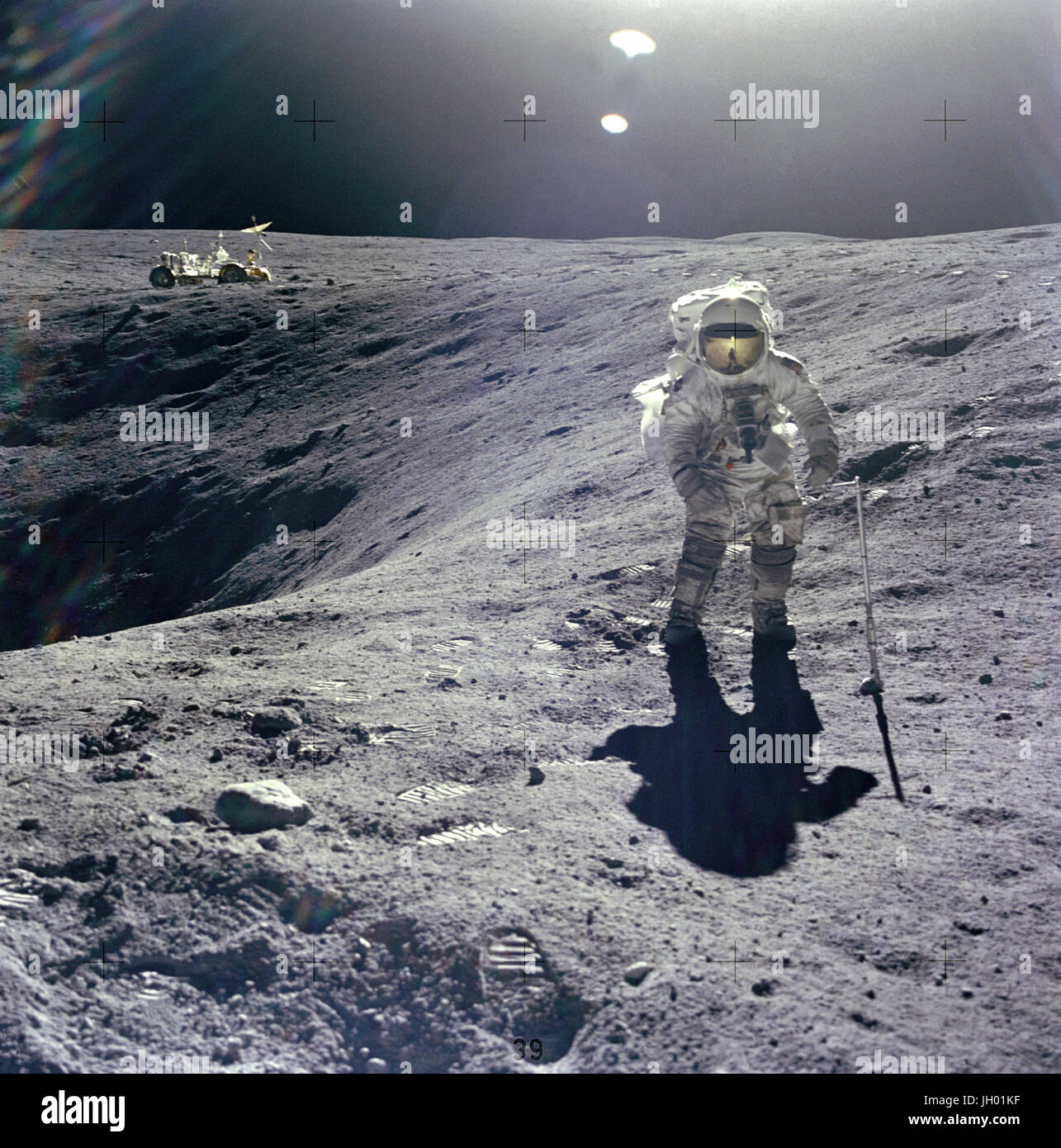Astronaut Charles M. Duke Jr., Pilot der Mondlandefähre der Apollo 16-Mission wird fotografiert lunar Probenahmen an Station Nr. 1 während der ersten Apollo 16 Extravehicular Tätigkeit am Landeplatz Descartes. Dieses Bild, auf der Suche nach Osten, wurde von Astronaut John W. Young, Kommandant aufgenommen. Herzog steht an Pflaume Kraterrand, die 40 Meter im Durchmesser und 10 Meter tief ist. Links im Hintergrund sehen die geparkten Lunar Roving Vehicle. Fotograf: NASA / John W. Young Stockfoto
