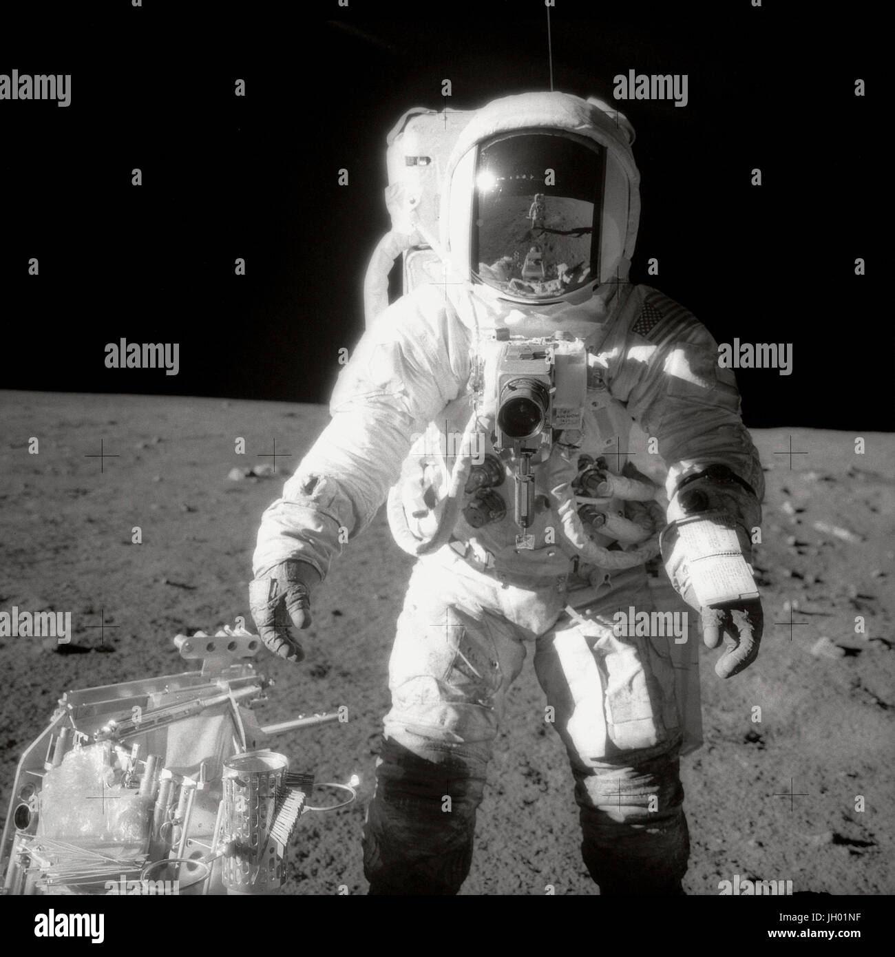 Bohnen mit Tools auf dem Ozean der Stürme. Astronaut Alan L. Bean, Pilot der Mondlandefähre, hält in der Nähe ein Werkzeugträger während Extravehicular Activity (EVA) auf der Oberfläche des Mondes. Kommandant Charles Conrad Jr., der schwarz / weiße Foto aufgenommen wurde, spiegelt sich in der Bohne Helmvisier. Fotograf: NASA Charles Conrad, Jr. Stockfoto