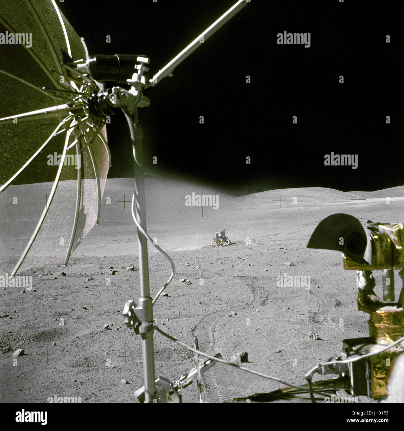 Orion "von der Rover gesehen. Mondfähre Apollo 16 "Orion" ist aus einer Entfernung von Astronaut Chares M. Duke Jr., Pilot der Mondlandefähre, an Bord der fahrenden Lunar Roving Fahrzeug fotografiert. Astronauten Herzog und Commander John W. Young, waren Returing aus dem dritten Apollo 16 Extravehicular Activity (EVA-2). Die RCA TV Farbkamera montiert auf der LRV steht im Vordergrund. Ein Teil der LRV-High-Gain-Antenne ist oben links. Fotograf: NASA Chares M. Duke Jr. Stockfoto