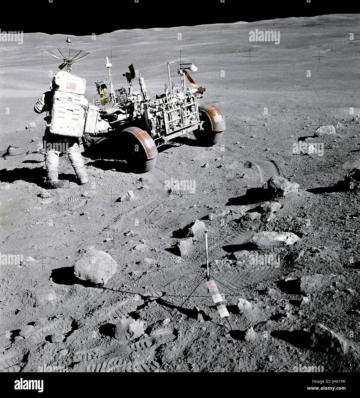 Herzog auf die Descartes. Apollo 16 Astronaut Charles M. Duke Jr., Pilot der Mondlandefähre "Orion", steht in der Nähe der Rover, Lunar Roving Vehicle (LRV) in der Station Nr. 4, in der Nähe von Stone Mountain, während die zweite Apollo 16 Extravehicular Activity (EVA-2) am Landeplatz Descartes. Lichtstrahlen aus Süden Ray-Krater sehen oben links. Gnomon, als fotografische Referenz dient zum lokalen vertikaler Sonnenwinkel, Graustufen-, und Mond zu etablieren, wird im Vordergrund Center bereitgestellt. Beachten Sie die Kantigkeit der Felsen in der Umgebung. NASA-Foto / John Young. Stockfoto