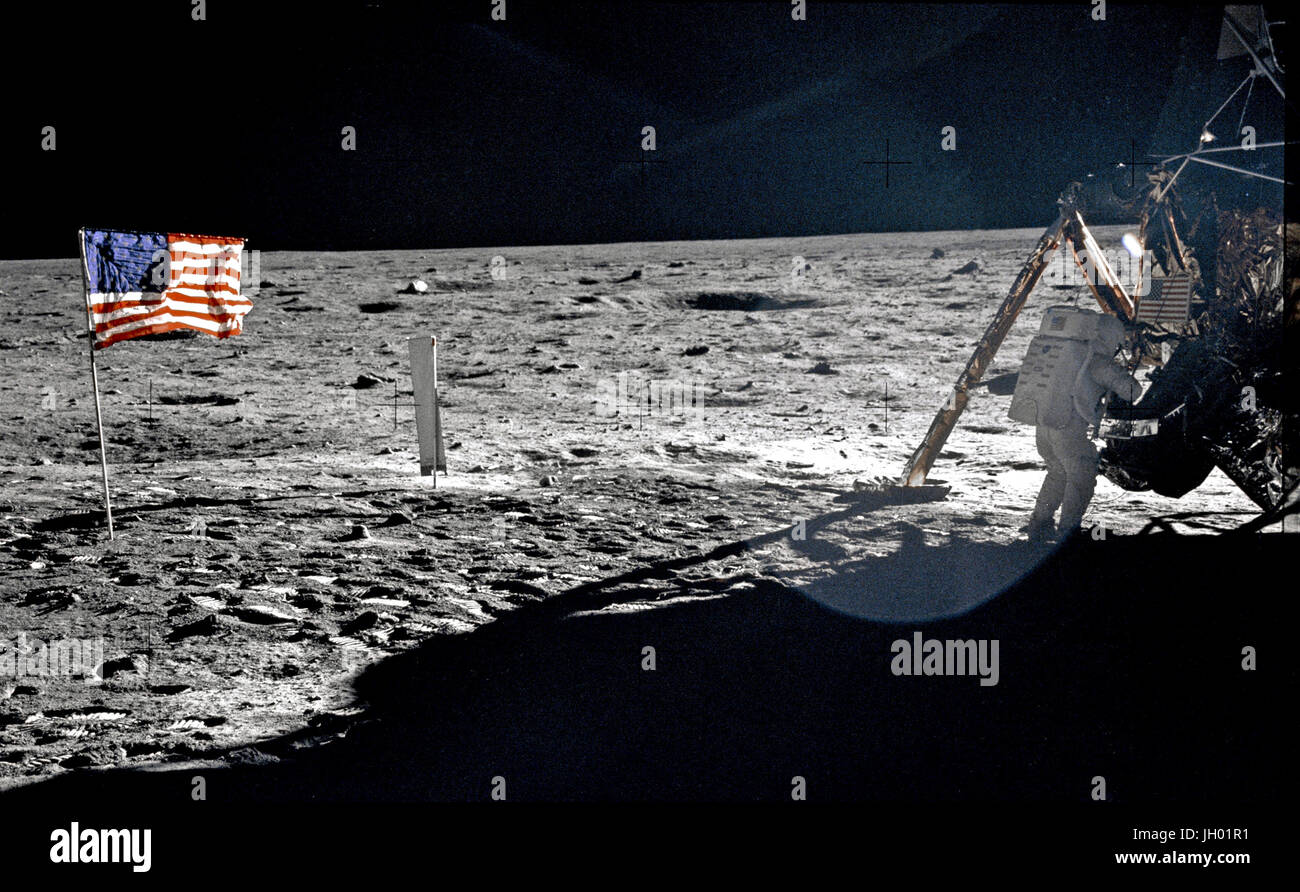 Astronaut Neil A. Armstrong, Apollo ll Mission Commander, bei der modularen Speicher Gerätemontage (MESA) der Mondlandefähre "Eagle" auf die historische erste Extravehicular Activity (EVA) auf der Mondoberfläche. Astronaut Edwin E. Aldrin Jr. nahm das Foto mit einer Hasselblad-70 mm-Kamera. Die meisten Fotos von Apollo 11-Mission zeigen Buzz Aldrin. Dies ist einer der nur ein paar dieser Show Neil Armstrong (einige davon sind verschwommen). Fotograf: Edwin E. Aldrin Jr. / NASA Stockfoto