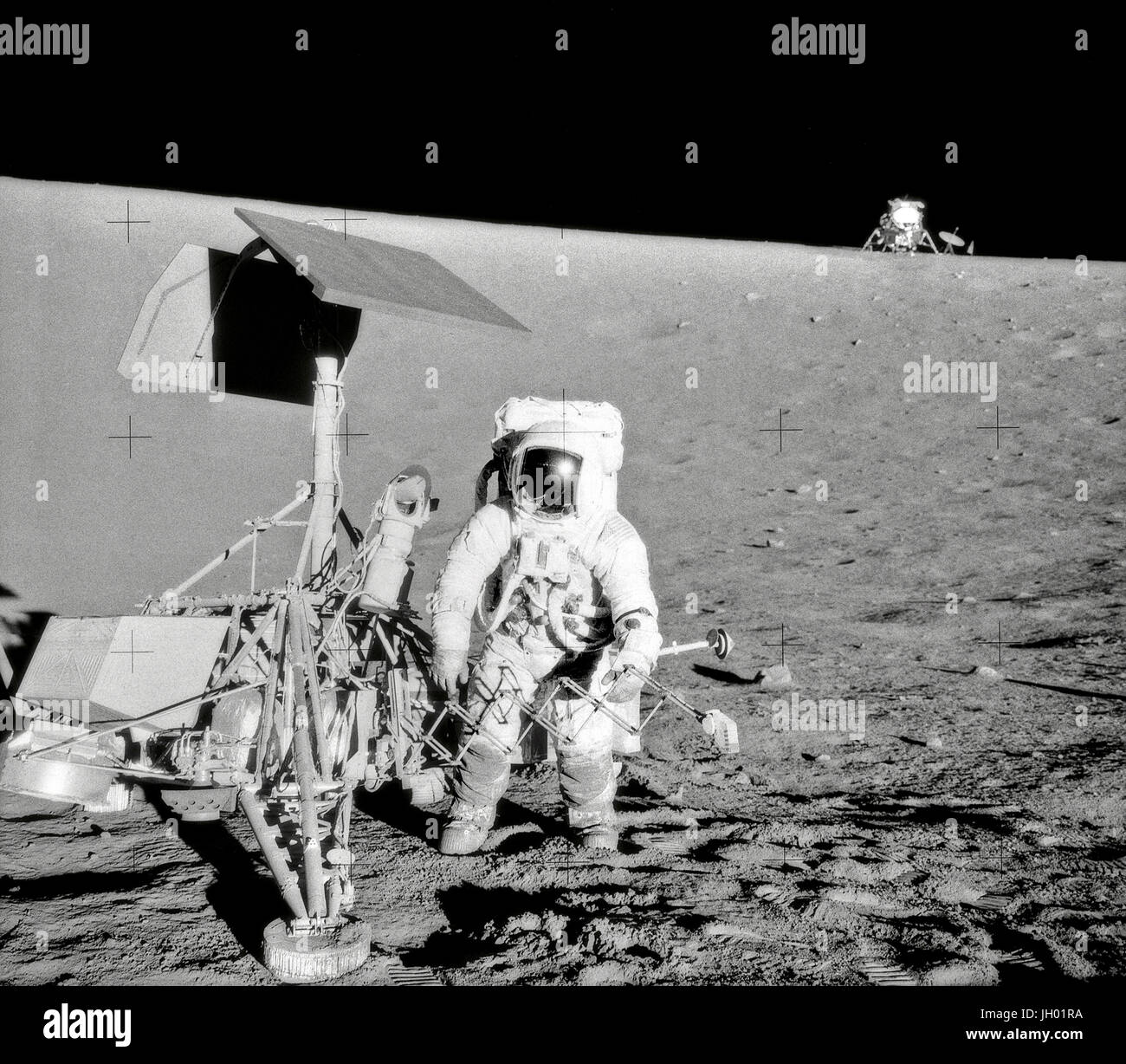 Charles Conrad Jr., Kommandant von Apollo 12, untersucht die unbemannte Raumsonde Surveyor III während der zweiten Extravehicular Activity (EVA-2). Die Mondlandefähre (LM) "Intrepid" im Hintergrund rechts ist. Dieses Bild wurde vom Astronaut Alan L. Bean, Lunar Module pilot aufgenommen. Die "Intrepid" landete auf des Mondes Ozean der Stürme nur 600 Fuß von Surveyor III. Die Fernsehkamera und mehrere andere Komponenten wurden Landvermesser III entnommen und brachte zurück auf die Erde für die wissenschaftliche Analyse. Landvermesser III auf dem Mond am 19. April 1967 zerstörte. Fotograf: NASA / Alan L. Bean Stockfoto