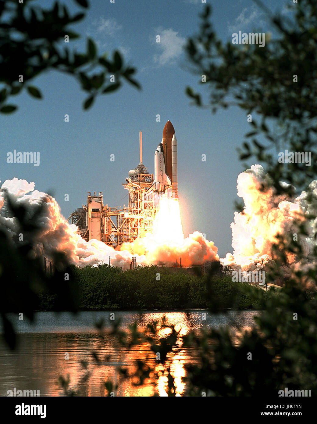 Das Space Shuttle Endeavour hebt ab vom Kennedy Space Center tragen eine Multi-nationale Mannschaft und einem komplexen Kanada gebauten Roboterarm (RMS 2) auf Mission STS-100. NASA-Foto Stockfoto