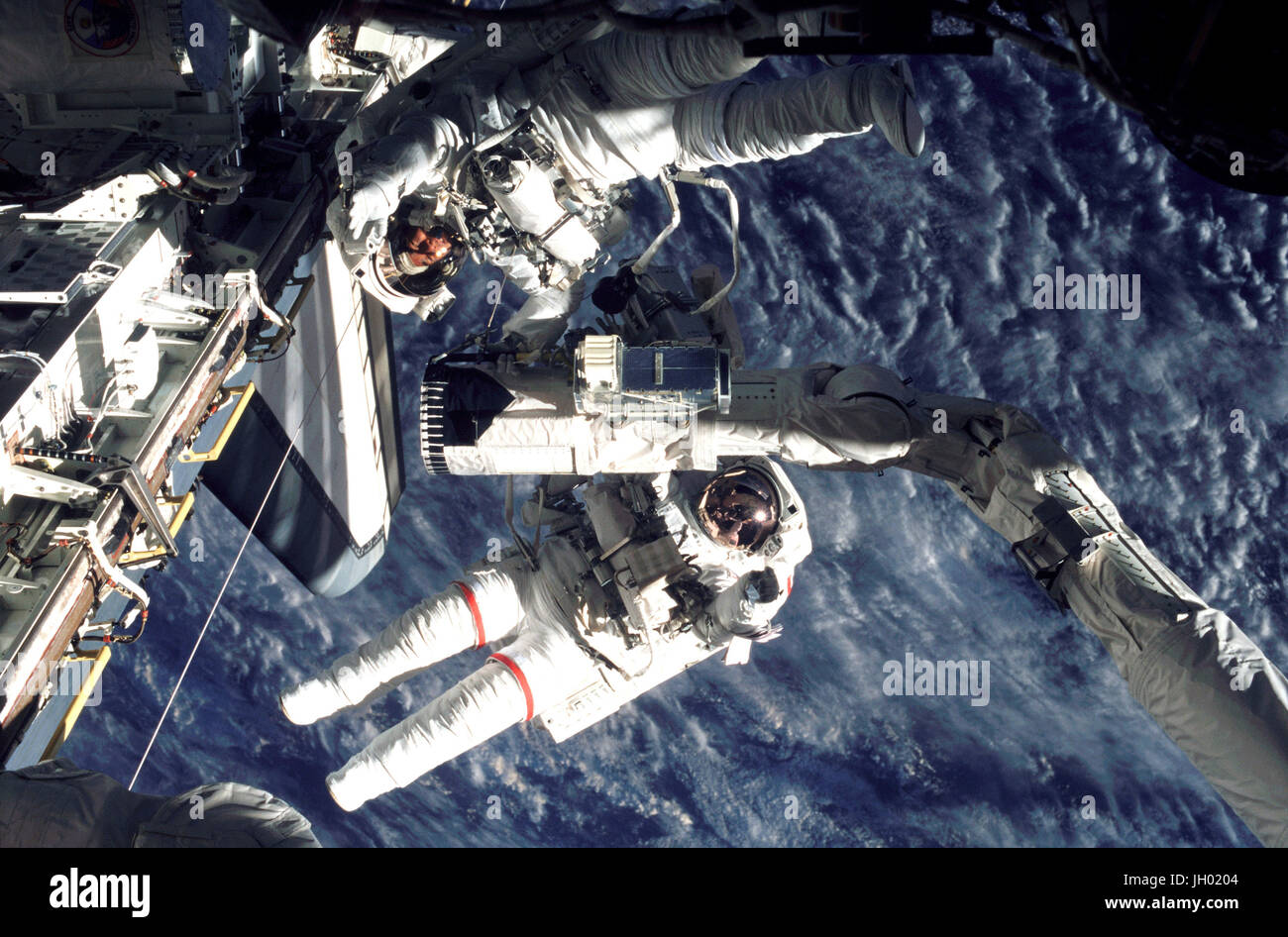 Astronauten-Linda M. Godwin (rote Streifen) und Daniel M. Tani, beide Spezialisten STS-108-Mission sind nahe dem Ende des Space Shuttle Endeavour remote Manipulator System (RMS) Roboterarms während der vier Stunden, 12 Minuten Sitzung Extravehicular Activity (EVA) abgebildet. NASA-Foto Stockfoto