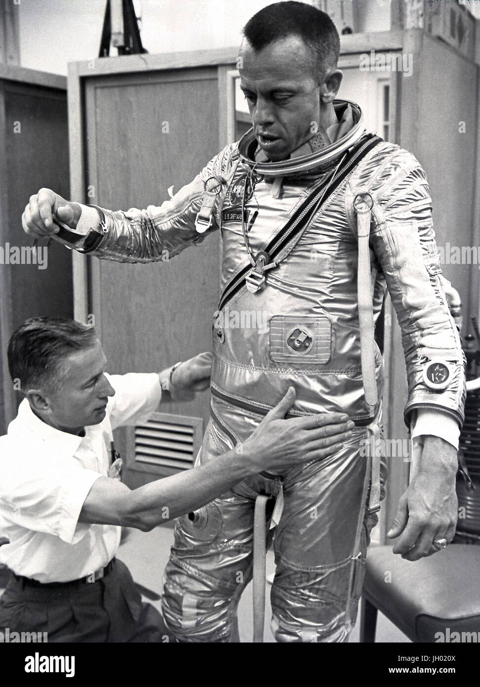 Astronaut Alan Shepard mit Raumanzug MR-3 (Mercury-Redstone) Freiheit 7 ausgestattet. Stockfoto