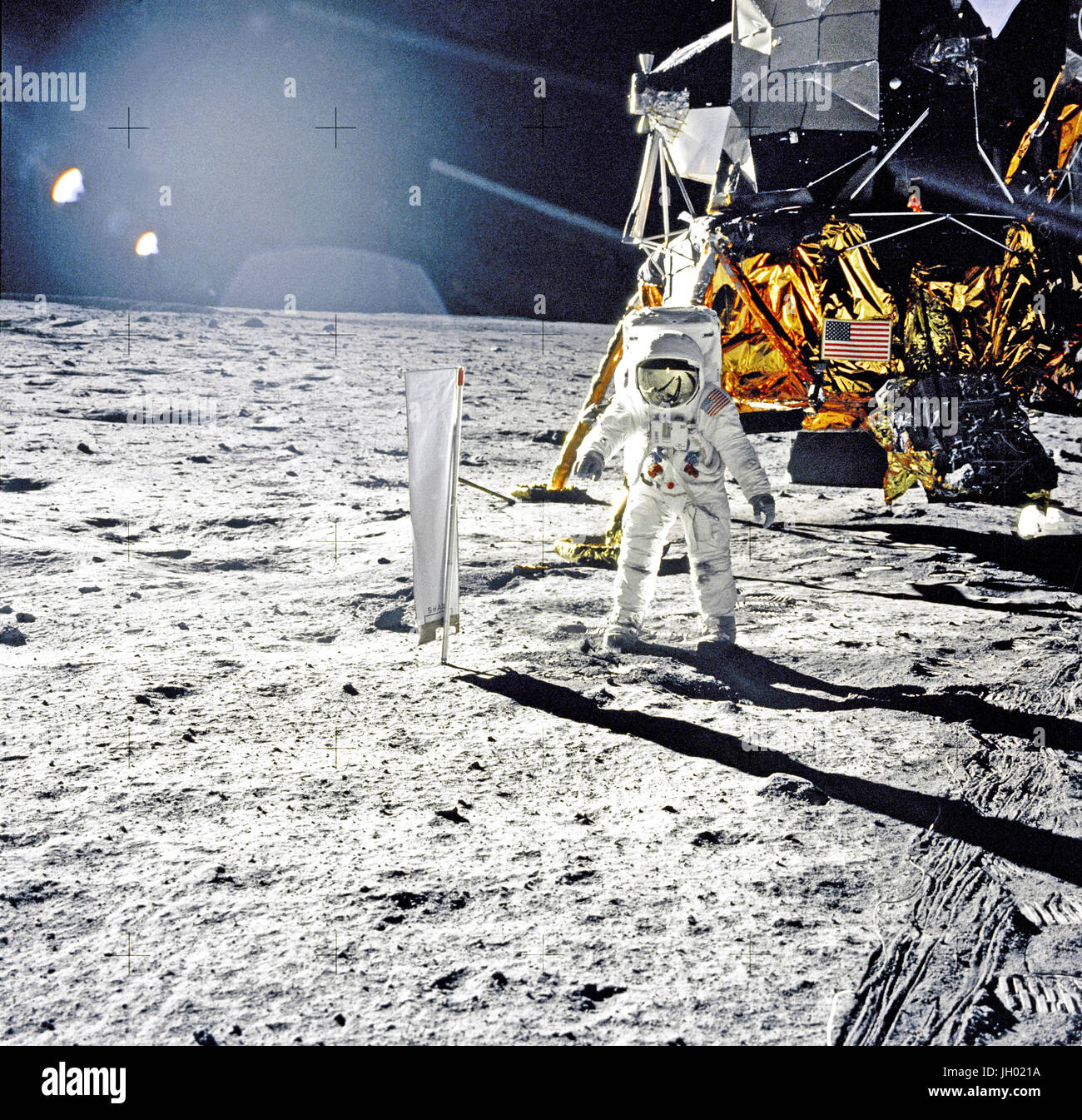 Astronaut Edwin E. Aldrin, Jr., Pilot der Mondlandefähre, wird während der Apollo 11 Extravehicular Activity (EVA) auf dem Mond fotografiert. Im Hintergrund Rechte ist die Mondfähre "Eagle." Aldrin des Rechts ist der Sonnenwind Zusammensetzung (SWC) Experiment bereits bereitgestellt. Dieses Foto wurde von Neil A. Armstrong mit einem 70 mm lunar Surface-Kamera aufgenommen... Stichwörter. Fotograf: NASA Edwin E. Buzz Aldrin Stockfoto