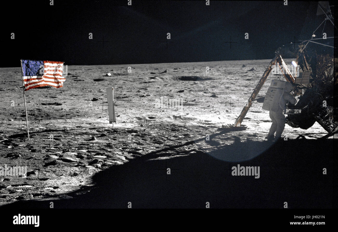 Neil Armstrong auf dem Mond. Astronaut Neil A. Armstrong, Apollo ll Mission Commander, bei der modularen Speicher Gerätemontage (MESA) der Mondlandefähre "Eagle" auf die historische erste Extravehicular Activity (EVA) auf der Mondoberfläche. Astronaut Edwin E. Aldrin Jr. nahm das Foto mit einer Hasselblad-70 mm-Kamera. Die meisten Fotos von Apollo 11-Mission zeigen Buzz Aldrin. Dies ist einer der nur ein paar dieser Show Neil Armstrong (einige davon sind verschwommen). Fotograf: NASA Stockfoto