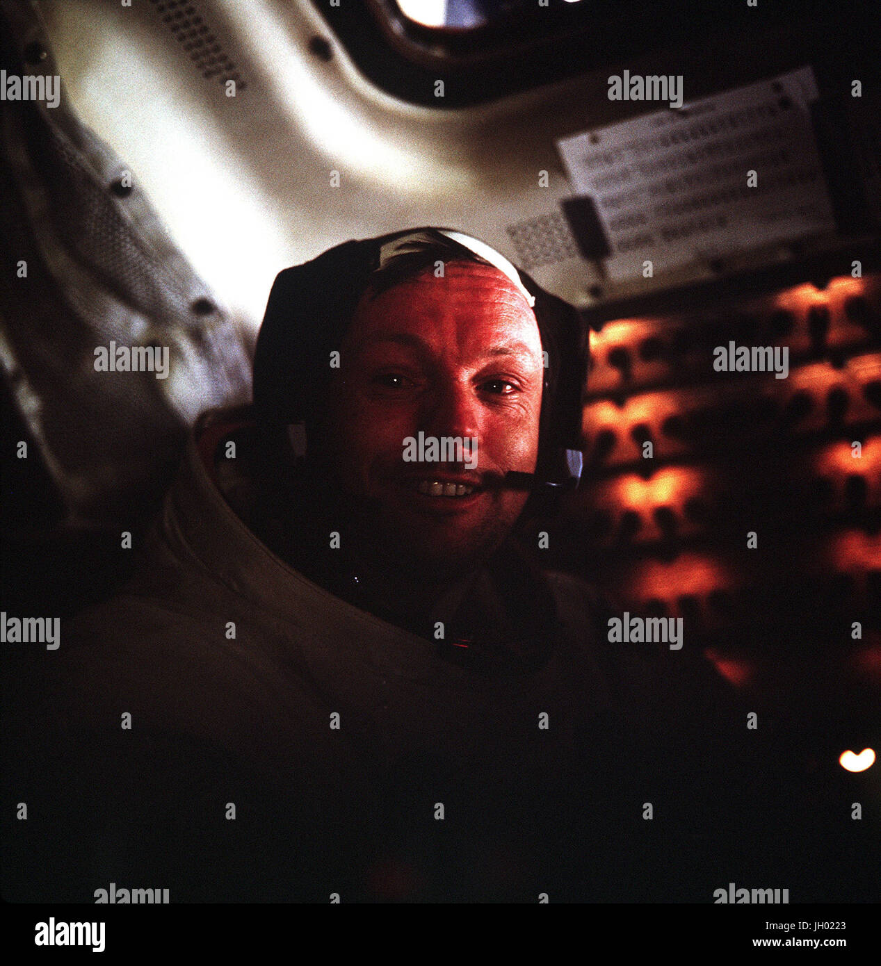 Dieses Foto von Neil A. Armstrong, Kommandant der Apollo 11 Astronaut wurde innerhalb der Mondlandefähre (LM) übernommen, während die LM auf der Mondoberfläche ruhte. Astronauten Armstrong und Edwin E. Aldrin, Jr., Pilot der Mondlandefähre, hatte sie bereits ihre historischen Extravehicular Activity (EVA) vollendet, als dieses Bild gemacht wurde. Astronaut Michael Collins, Befehl Modul-Pilot, blieb bei der Command and Service Module (CSM) im lunar Orbit während Armstrong und Aldrin erkundet die Oberfläche des Mondes. NASA-Foto Stockfoto