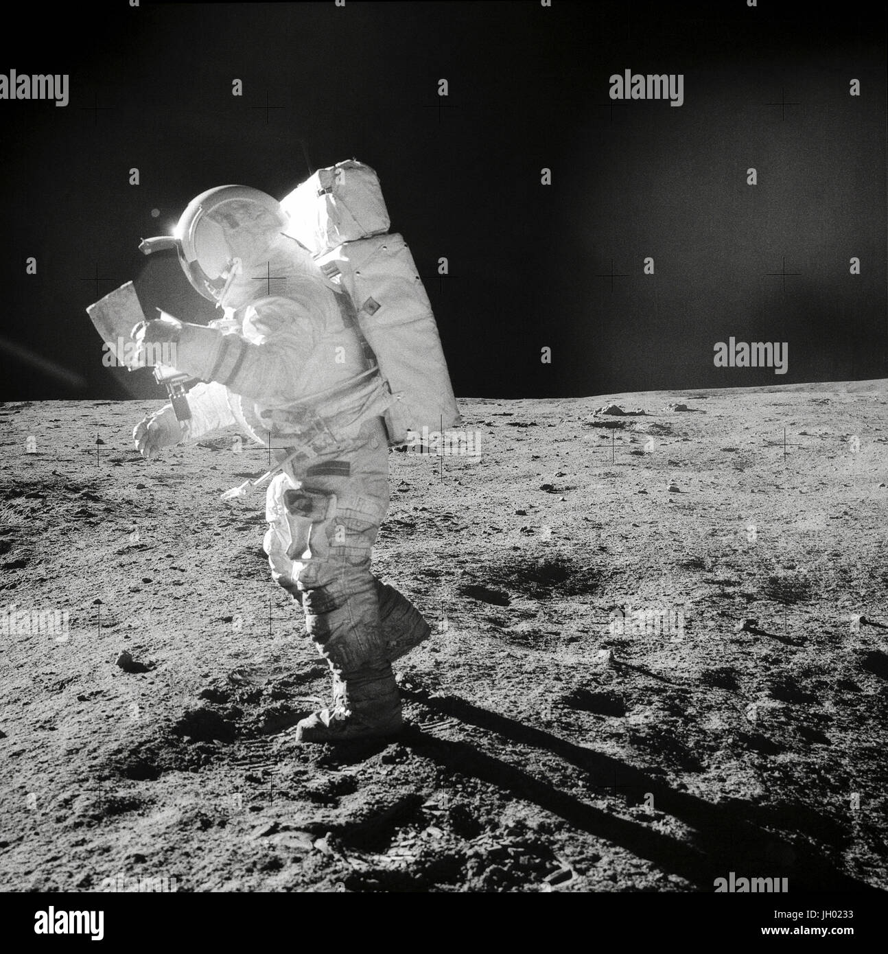 Astronaut Edgar D. Mitchell, Pilot der Mondlandefähre von Apollo 14, bewegt sich über der Mondoberfläche, wie er über eine Traverse Karte während Extravehicular Activity (EVA) aussieht. Mond Staub sehen Sie klammerte sich an die Stiefel und Beine der Raumanzug. Fotograf: NASA / Alan Shepard Stockfoto