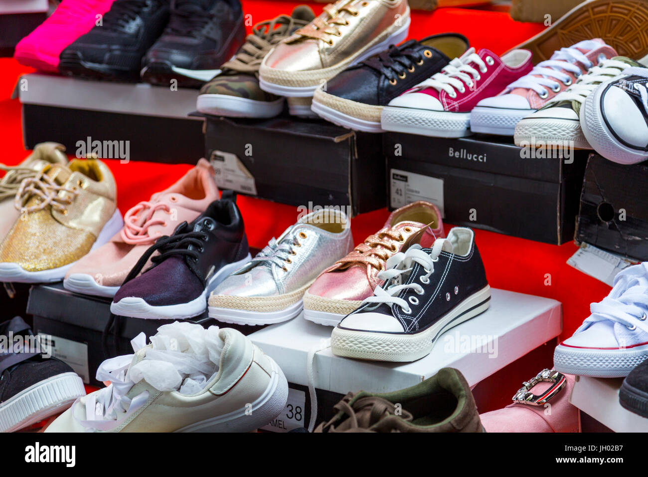 Stall mit Trainer / Schuhe auf einem Markt (Marché de Wazemmes), Lille, Frankreich Stockfoto