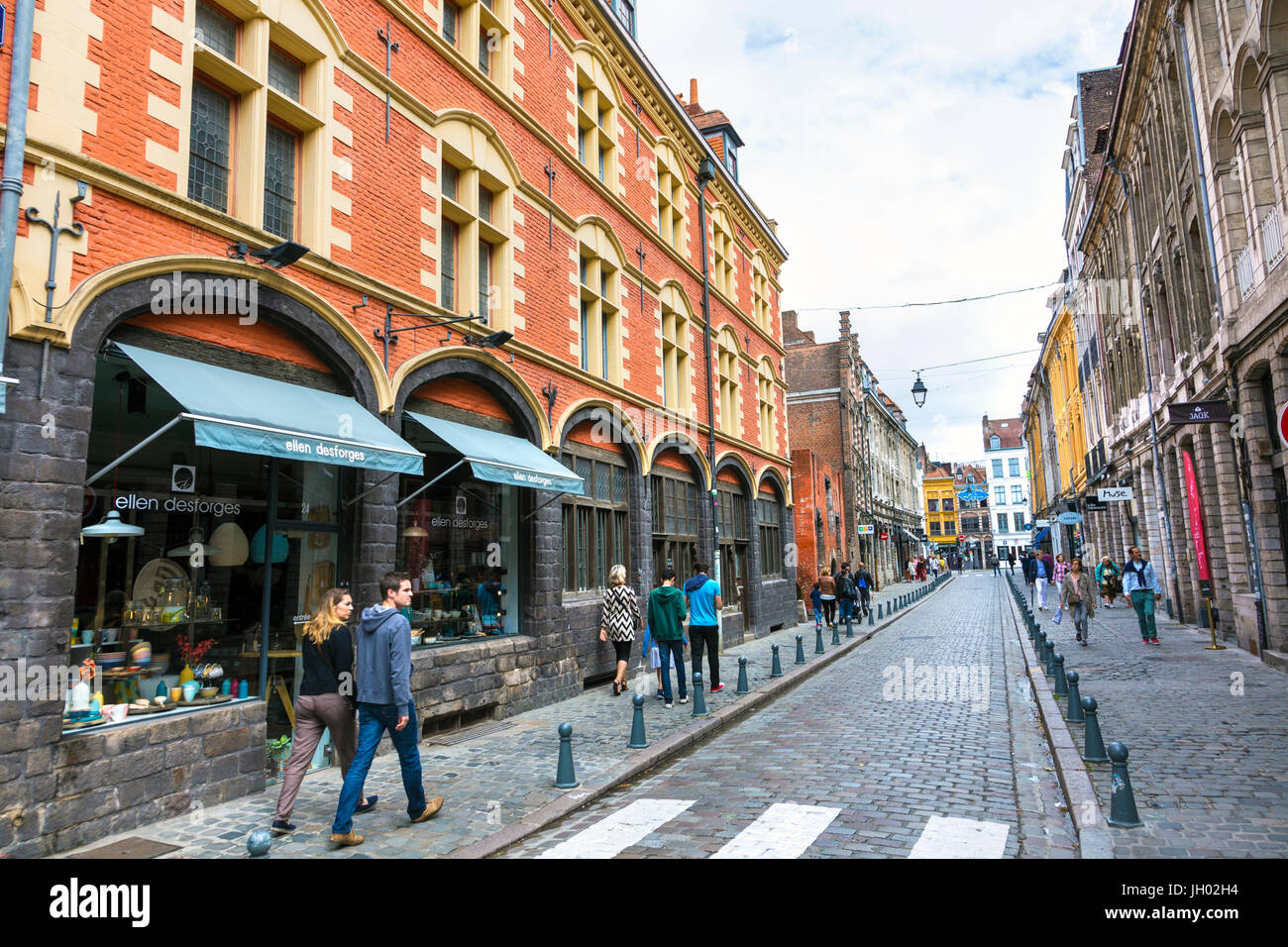 Menschen zu Fuß auf einer gepflasterten Straße (Rue De La Monnaie) in Lille, Frankreich Stockfoto
