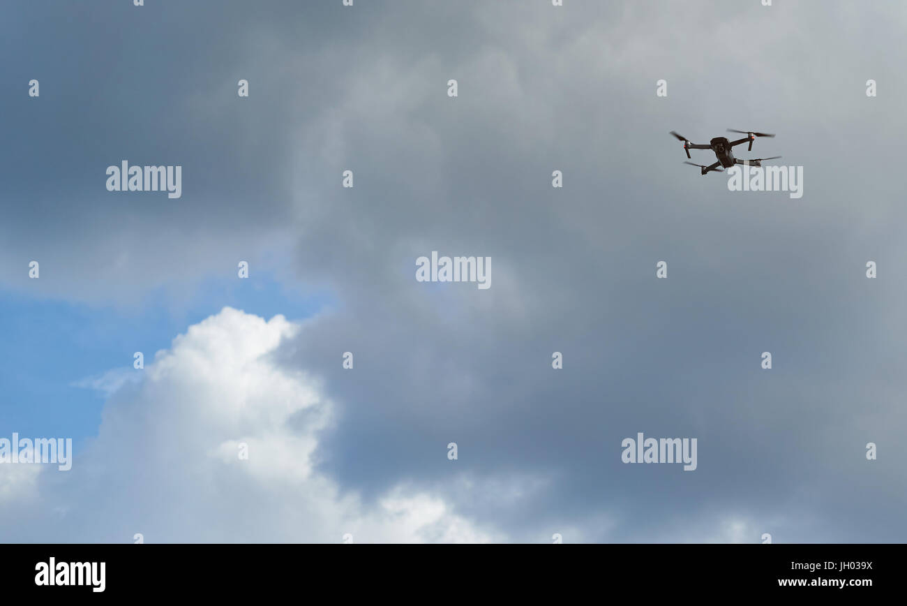 Drohne fliegen auf blauen Himmelshintergrund mit Textfreiraum Stockfoto Drohne fliegen auf blauen Himmelshintergrund mit Textfreiraum Stockfoto
