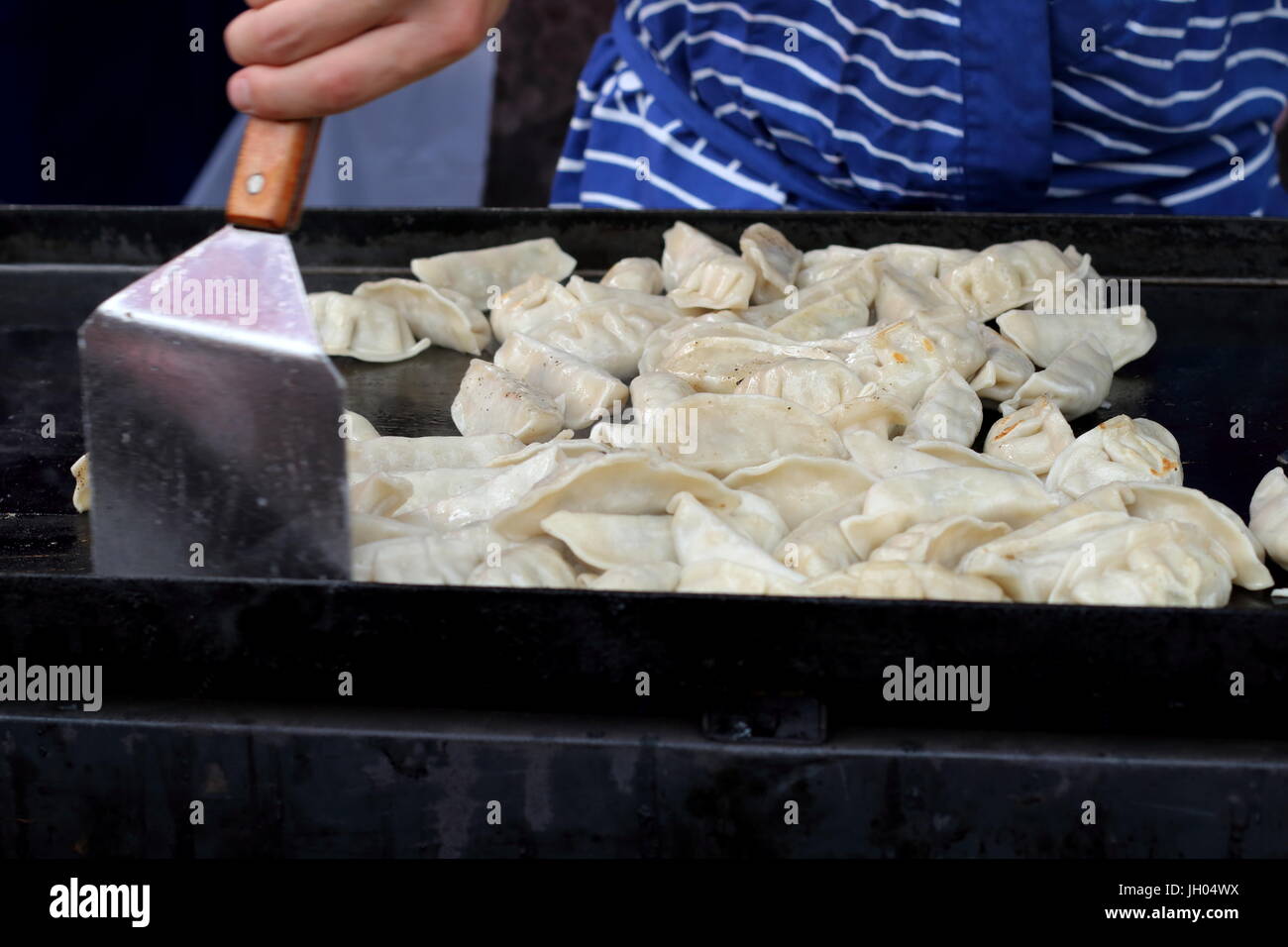 Asiatische Knödel, auf einer heissen Platte zubereitet Stockfoto